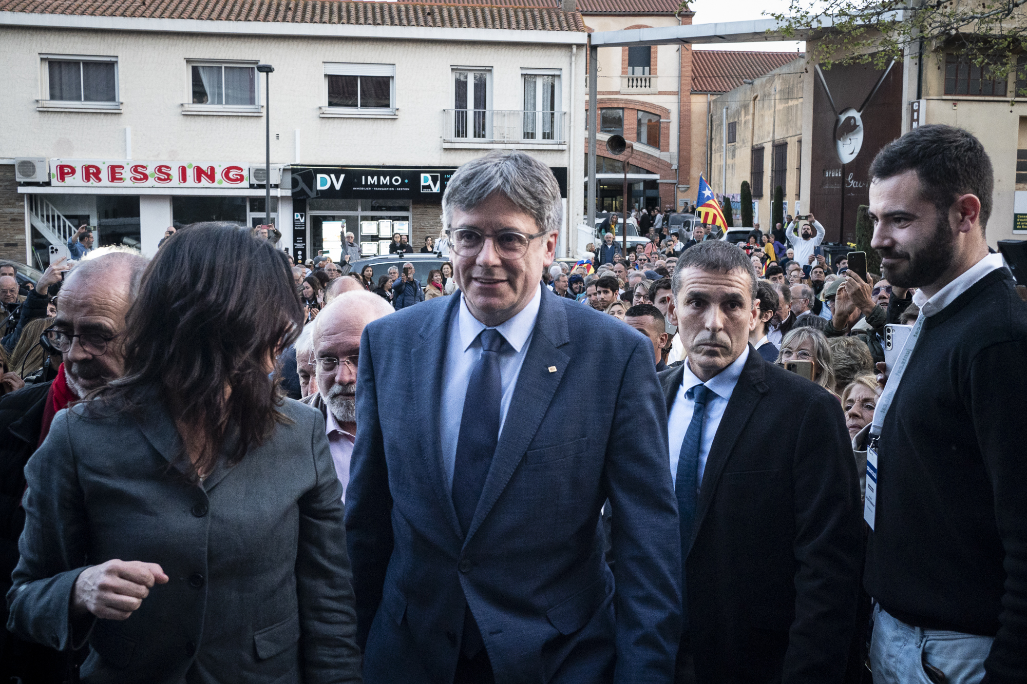Carles Puigdemont, al costat de la seva dona, Marcela Topor, arribant a la conferència a Elna en què ha anunciat que es presenta a les eleccions al Parlament del 12-M / Mireia Comas