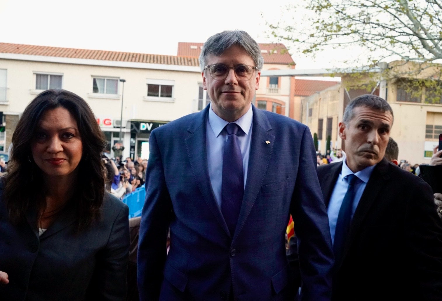 Carles Puigdemont i la seva parella, Marcela Toppor, a l'entrada de l'Ajuntament d'Elna/Mireia Comas