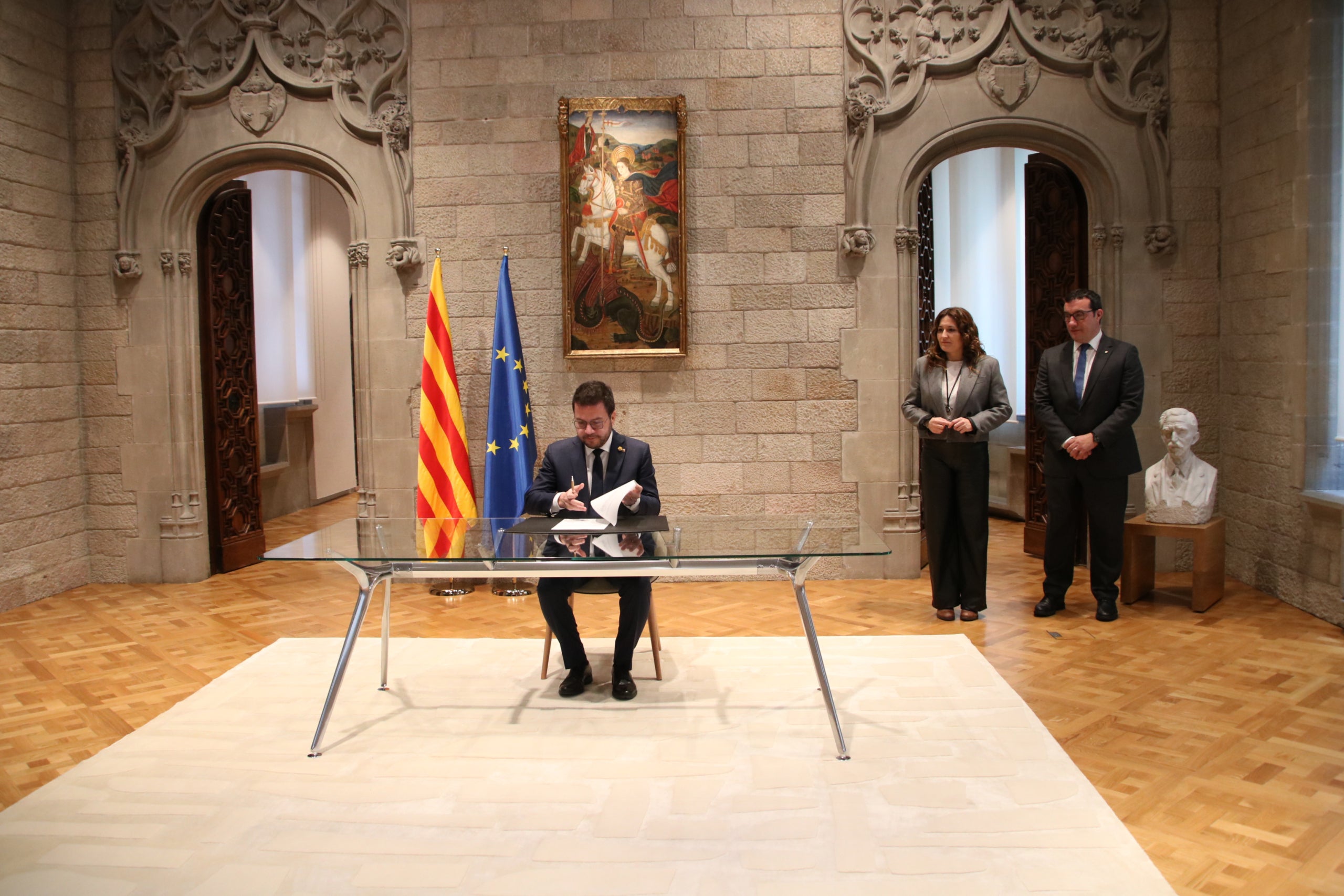 El president del Govern, Pere Aragonès, signant el decret de convocatòria de les eleccions del 12-M al Palau de la Generalitat / Bernat Vilaró (ACN)