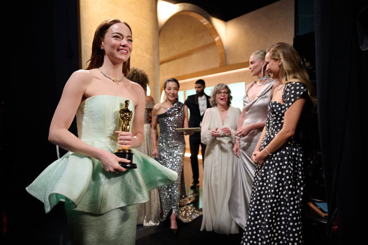 Emma Stone, amb una de les estatuetes - Europa Press