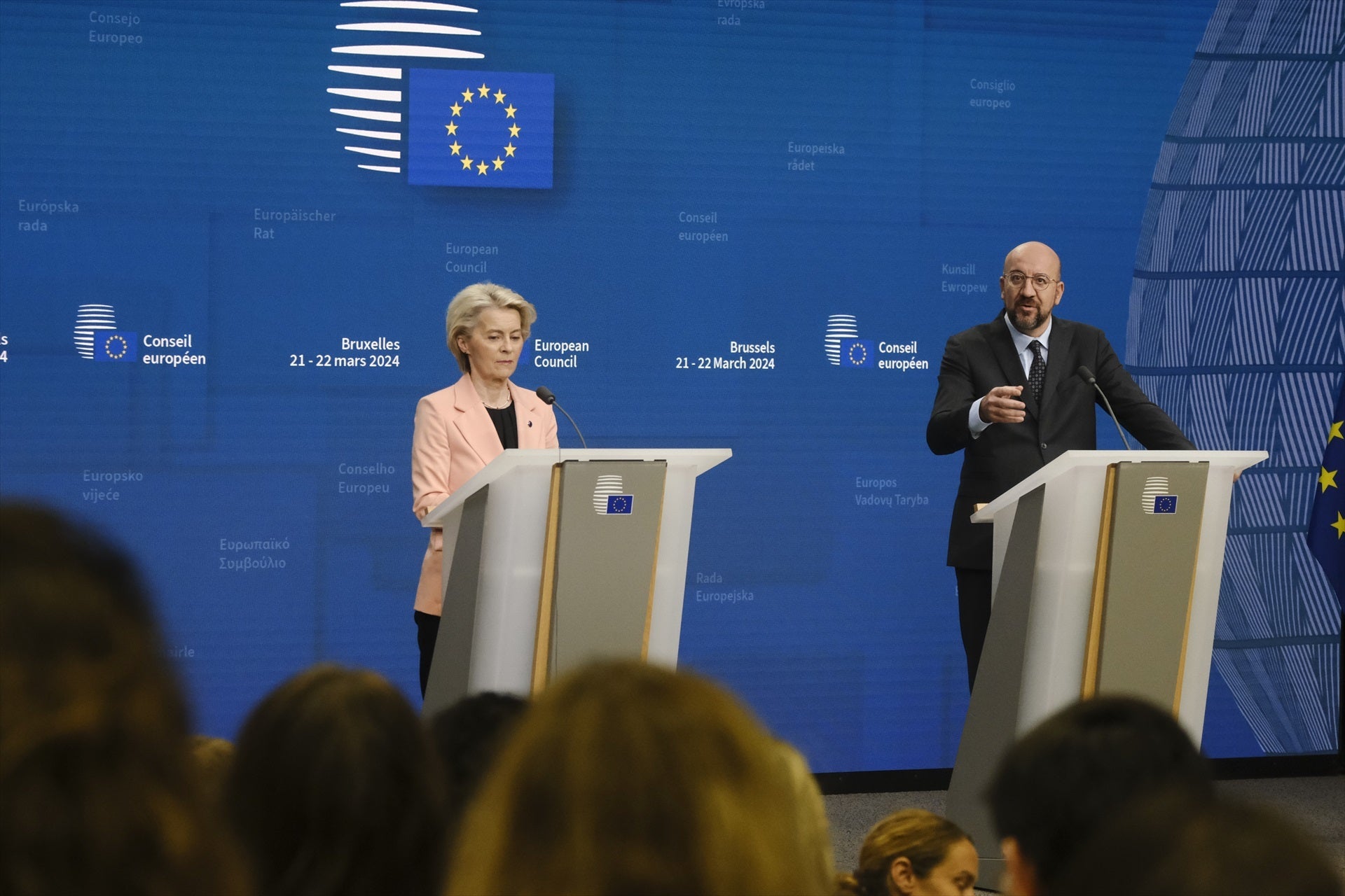 La presidenta de la Comissió Europea, Ursula VOn der Leyen, amb el president del Consell Europeu, Charles Michel / ACN