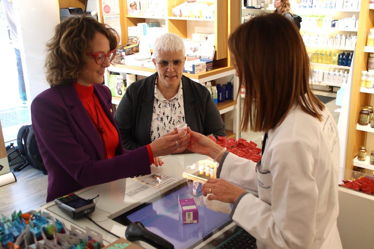 La consejera de Igualdad y Feminismos, Tània Verge, adquiere una copa menstrual a la farmacia / Blanca Blay (ACN)