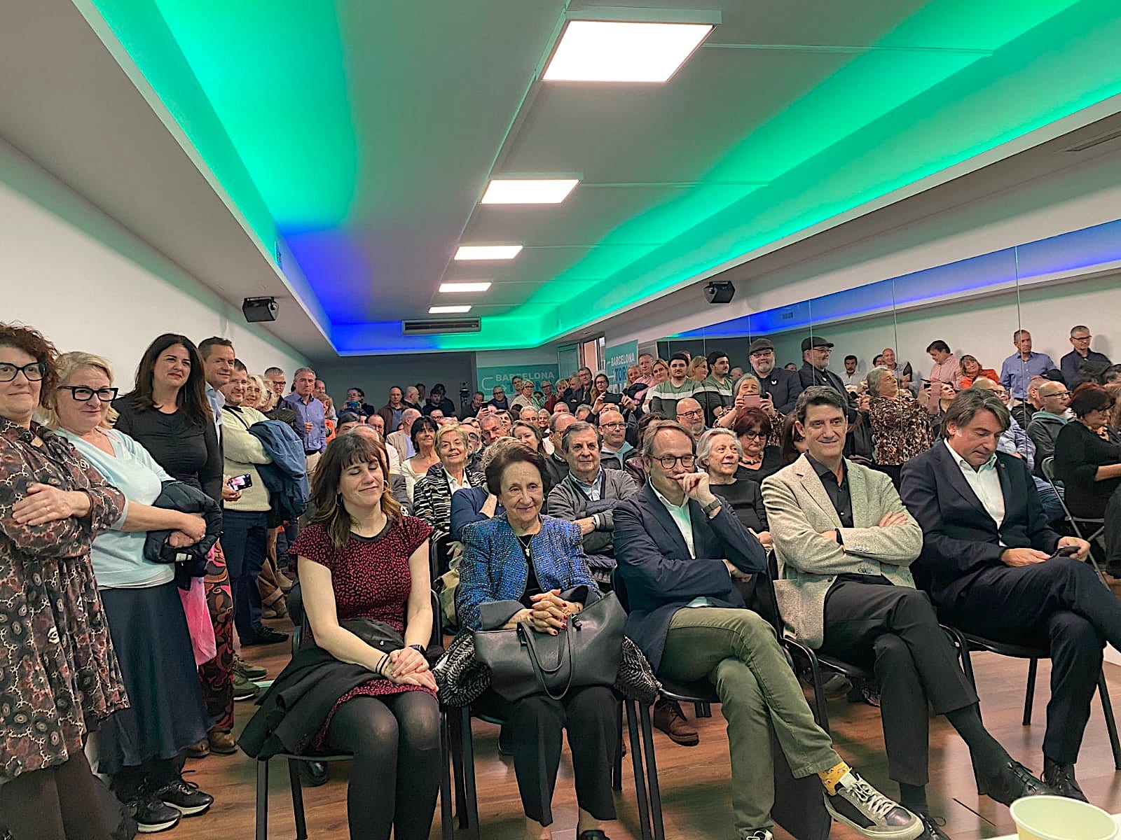 La diputada Aurora Madaula, la mare de Laura Borràs, el president de la sectorial de Dret i Justícia de Junts, Marc Alomà, el marit de Borràs, Xavier Botet, i el diputat Francecs de Dalmases, en la presentació de l'informe del Col·lectiu Maspons i Anglasell sobre el cas de lawfare.