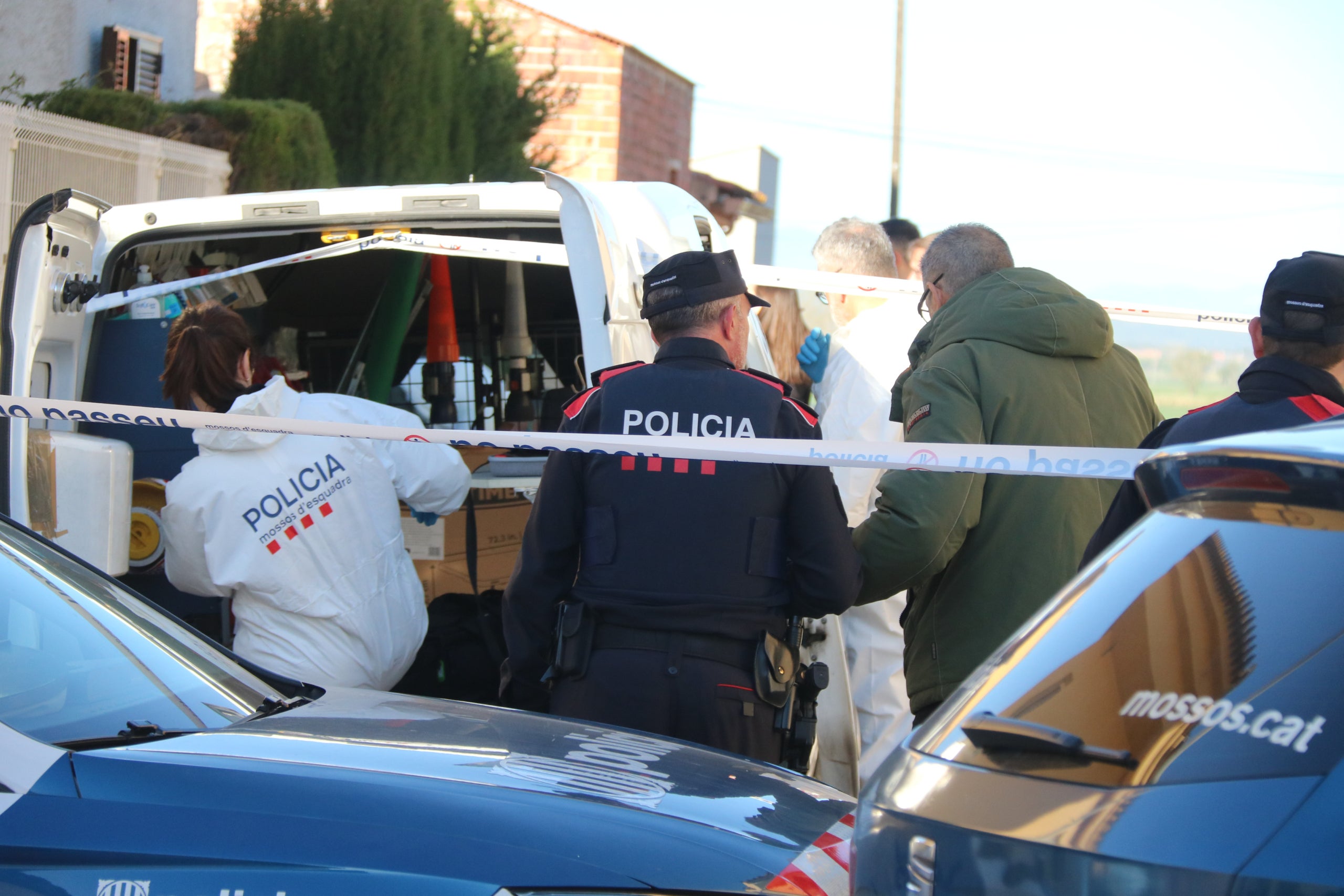 Agents dels Mossos d'Esquadra treballen al domicili on s'ha trobat el cos sense vida del menor a Bellcaire d'Empordà / ACN