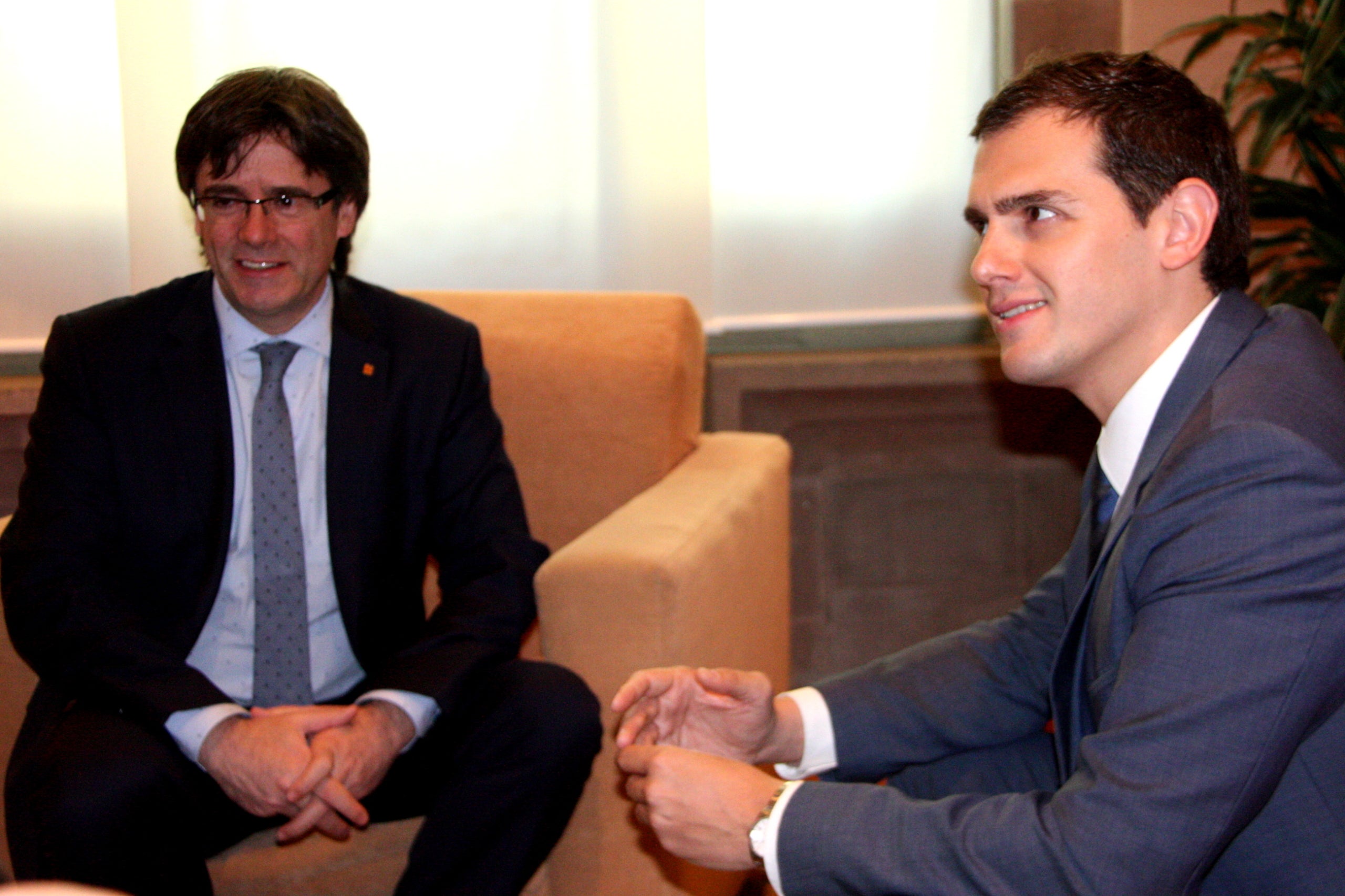 El president de la Generalitat, Carles Puigdemont, i el president de C's, Albert Rivera, a l'inici de la seva reunió, el 15 d'abril de 2016/Rafa Garrido