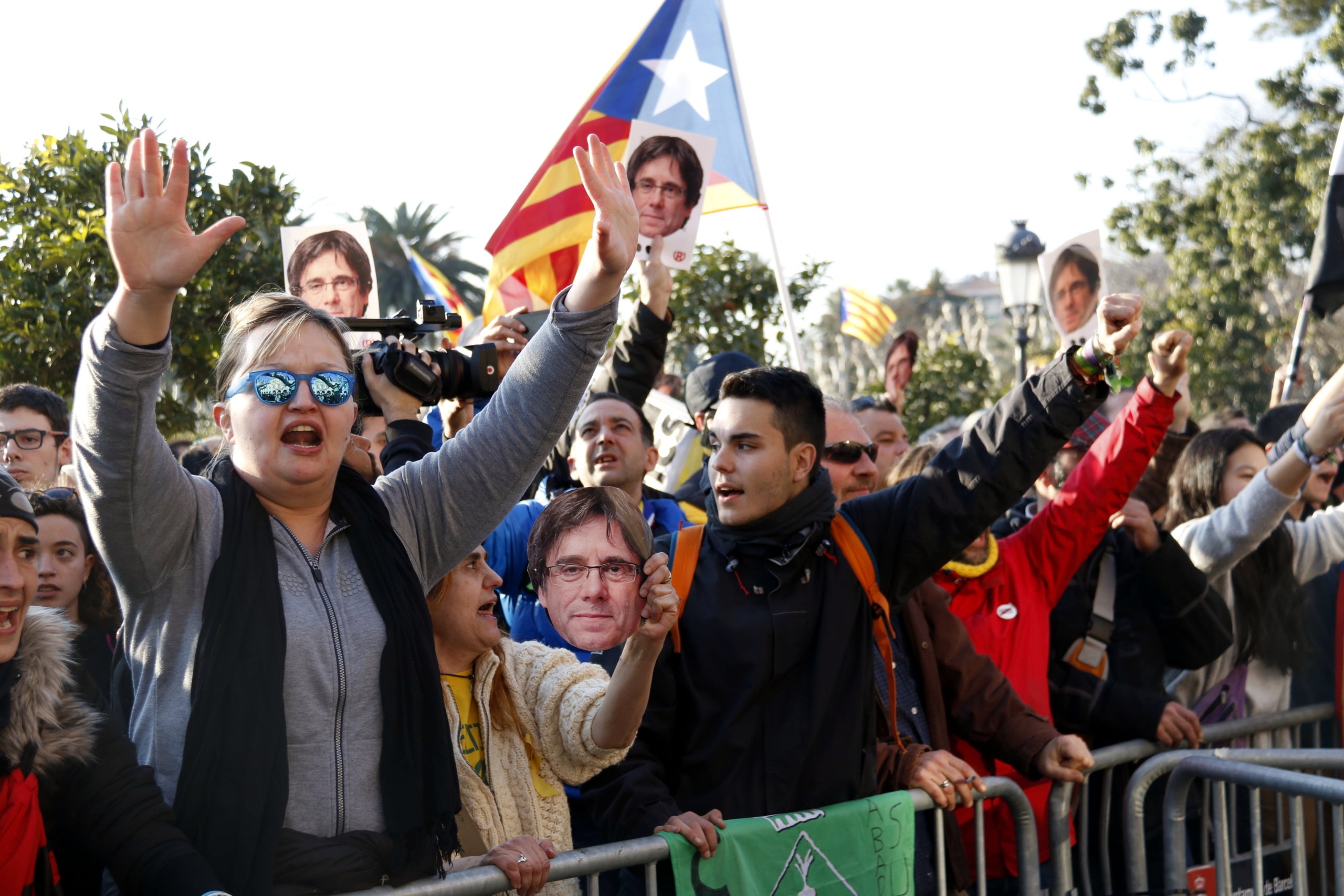 Manifestantes ante el Parlamento el enero de 2018, con la careta de Puigdemont/ACN