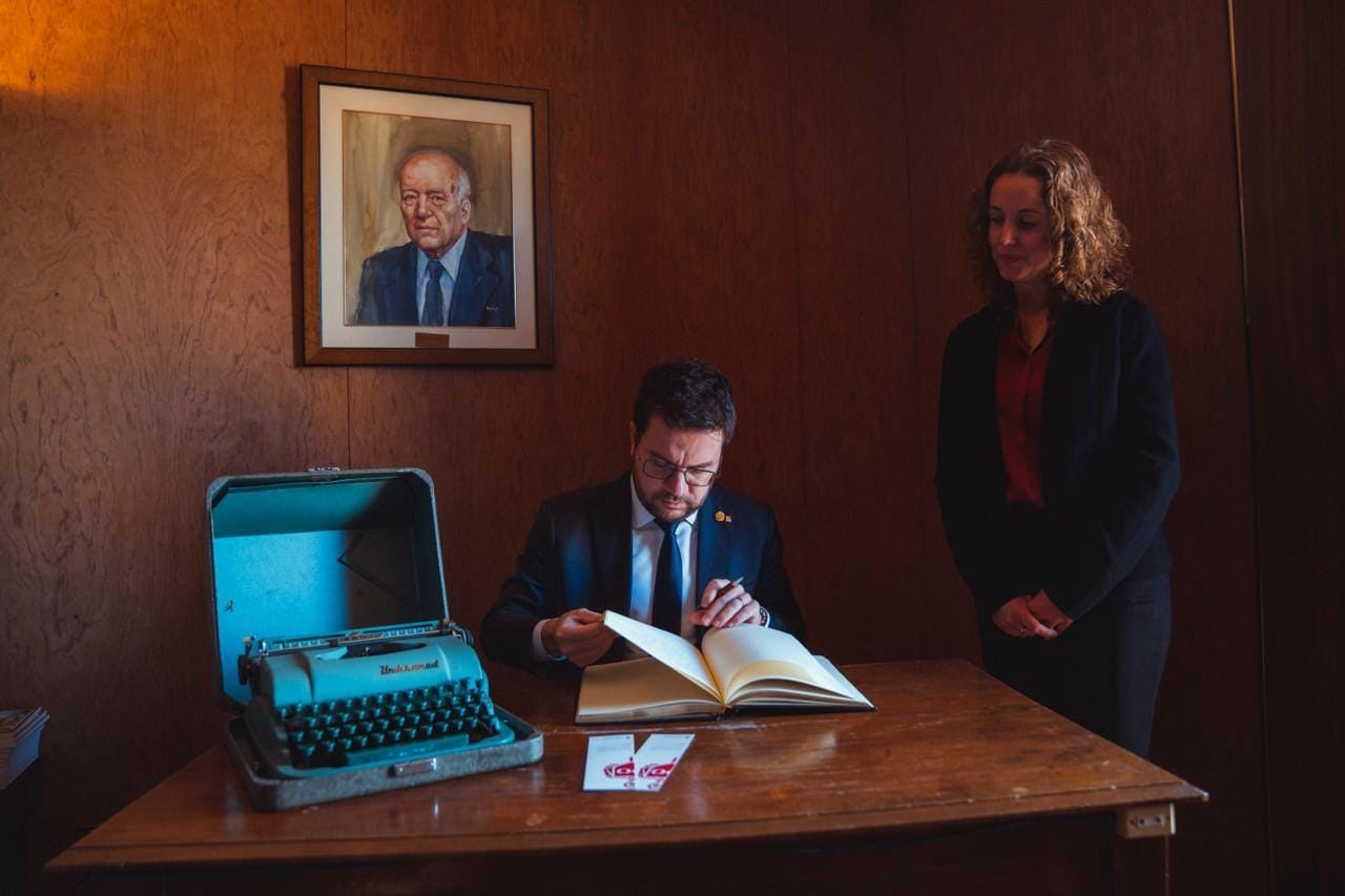 El president Pere Aragonès en una visita institucional a l'arxiu Tarradellas-Macià/Arxiu Tarrad