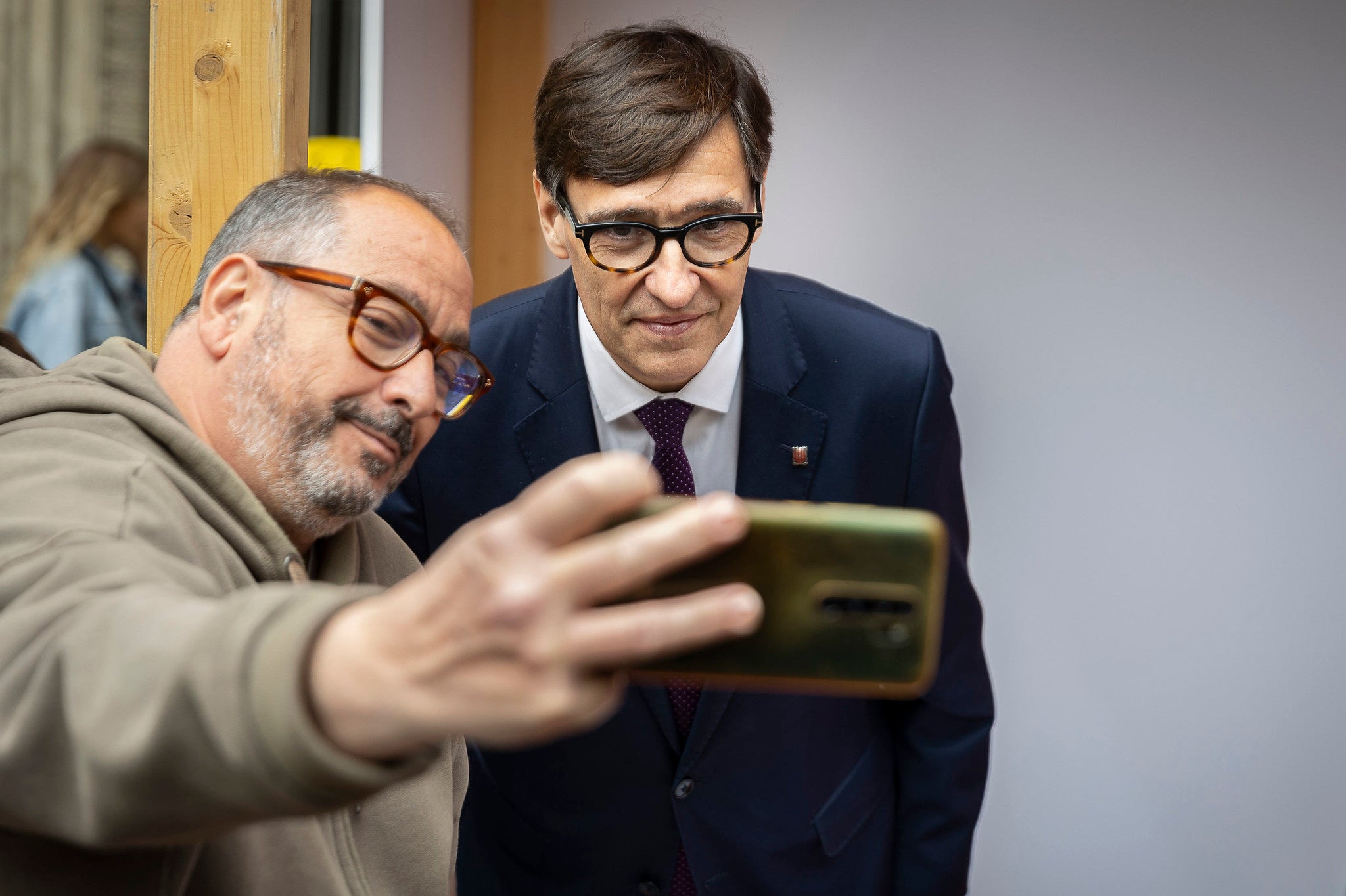 El cap de llista del PSC, Salvador Illa, es fa un selfie durant el dia de Sant Jordi / PSC