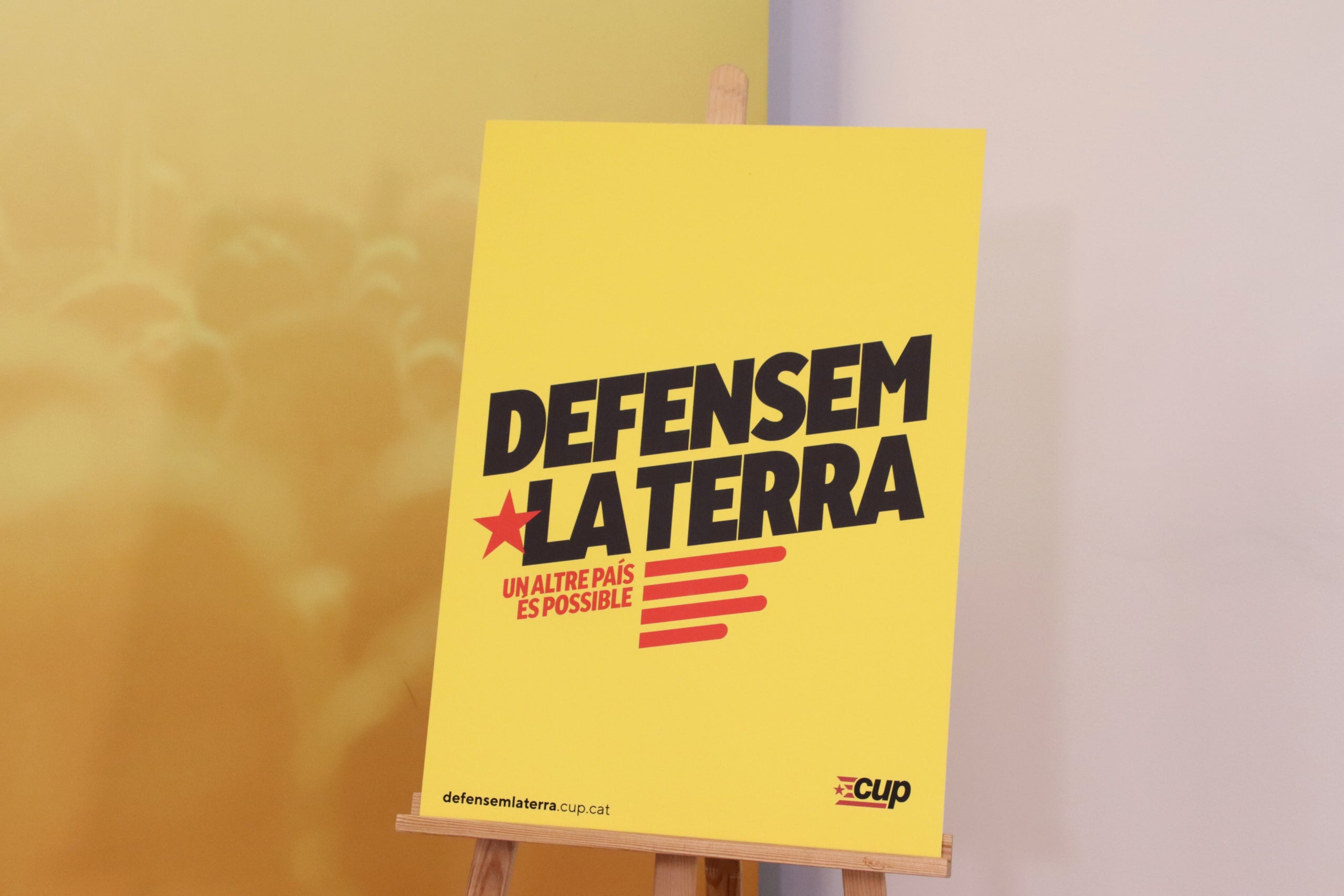 Cartell amb el nou lema de campanya de la CUP per al 12-M / ACN