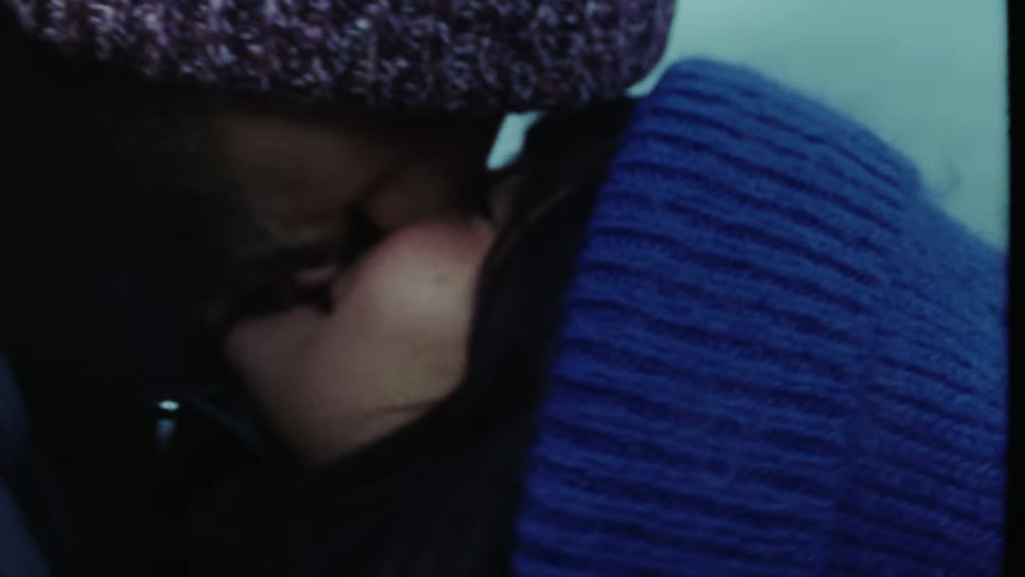 Aitana y Sebastián Yatra se hacen besos en el videoclip - YouTube