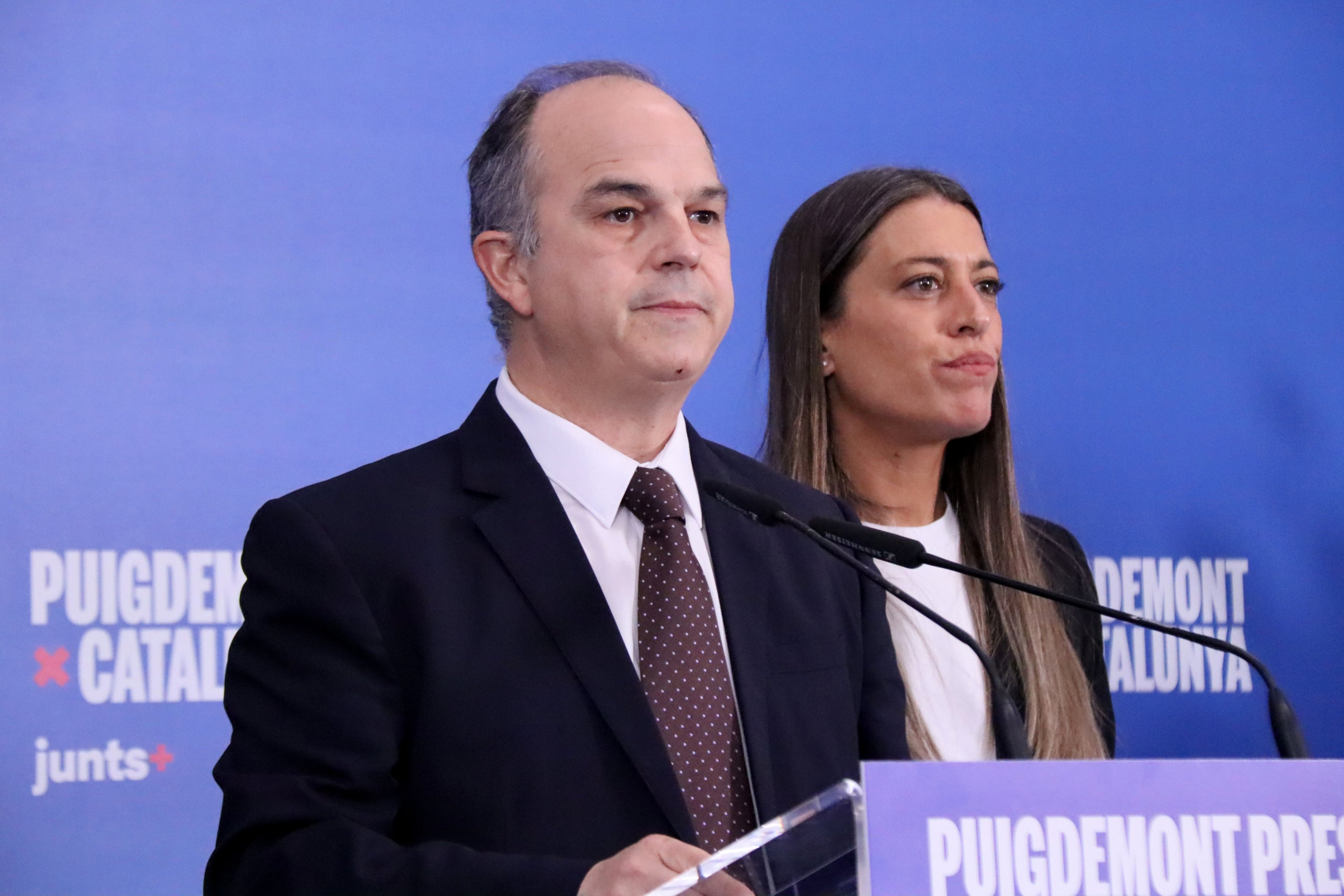 El secretari general de Junts, Jordi Turull, fa una declaració institucional a Argelers, acompanyat de la portaveu al Congrés, Míriam Nogueras / Nico Tomás / ACN