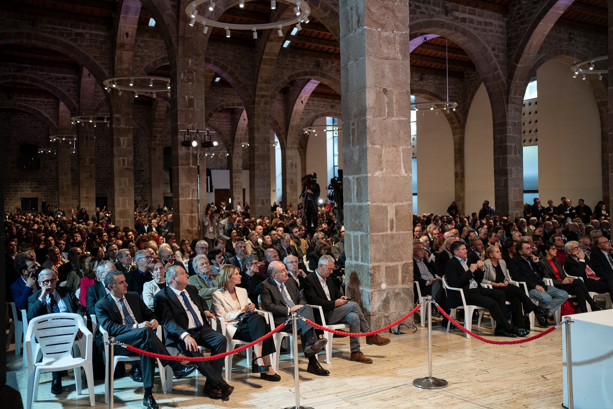 Pla general dels assistents a la conferència de Salvador Illa/Mireia Comas