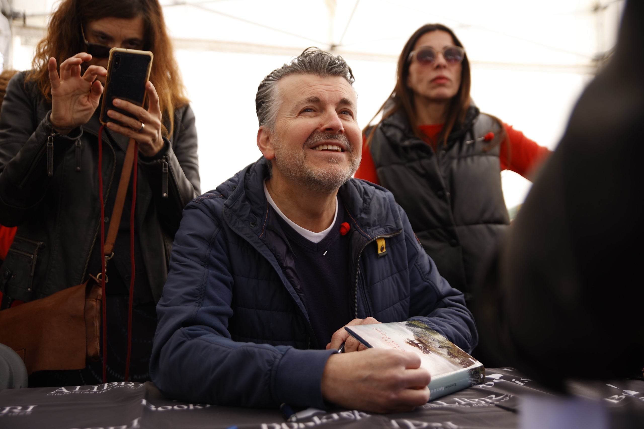 Imatge de l'escriptor Ramon Gener durant la firma de llibres de la diada de Sant Jordi 2024 / EP