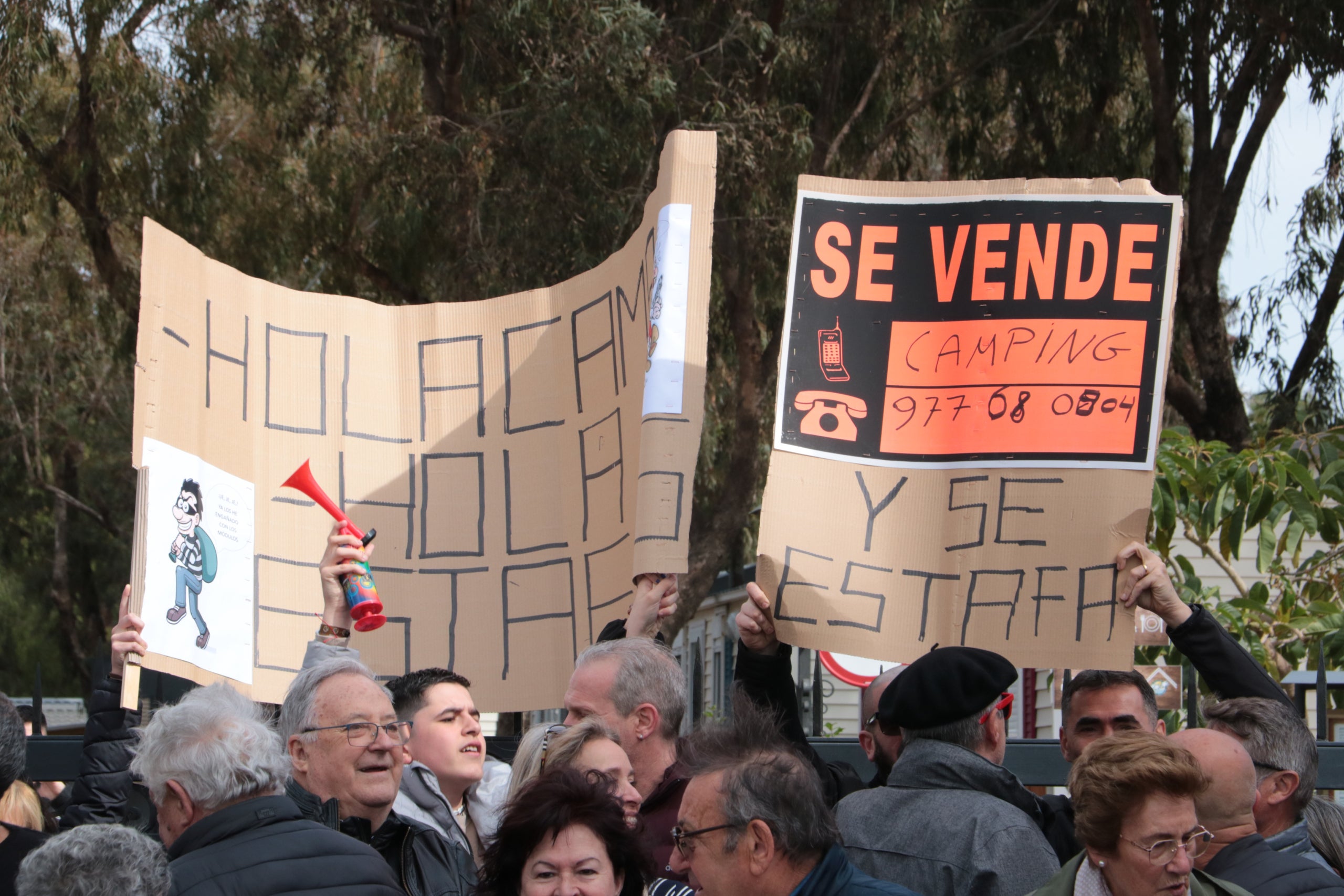 Amb pancartes i xiulets, les famílies afectades del càmping Sant Salvador de Coma-ruga han mostrat el seu rebuig al desallotjament / ACN