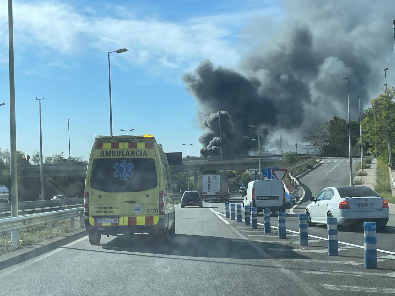 Imatge d'una ambulància apropant-se al lloc on s'ha produït l'incendi de la fàbrica d'Abrera / Q. S.