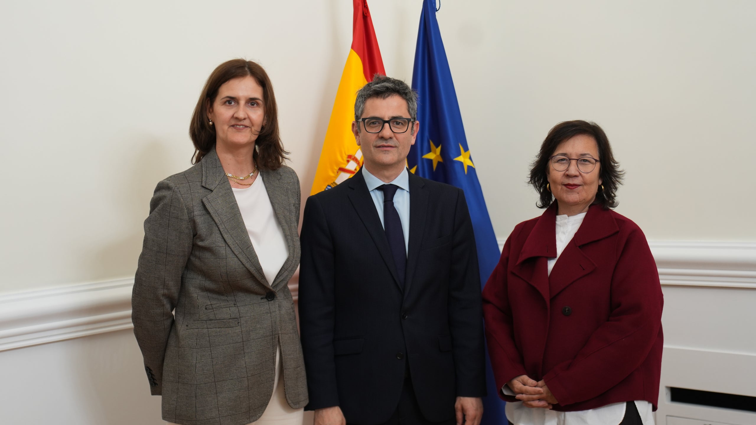 Félix Bolaños amb Cristina Dexeus, a la dreta de la imatge, i Rosa Maria Frías, a l'esquerra/Ministeri de Justícia