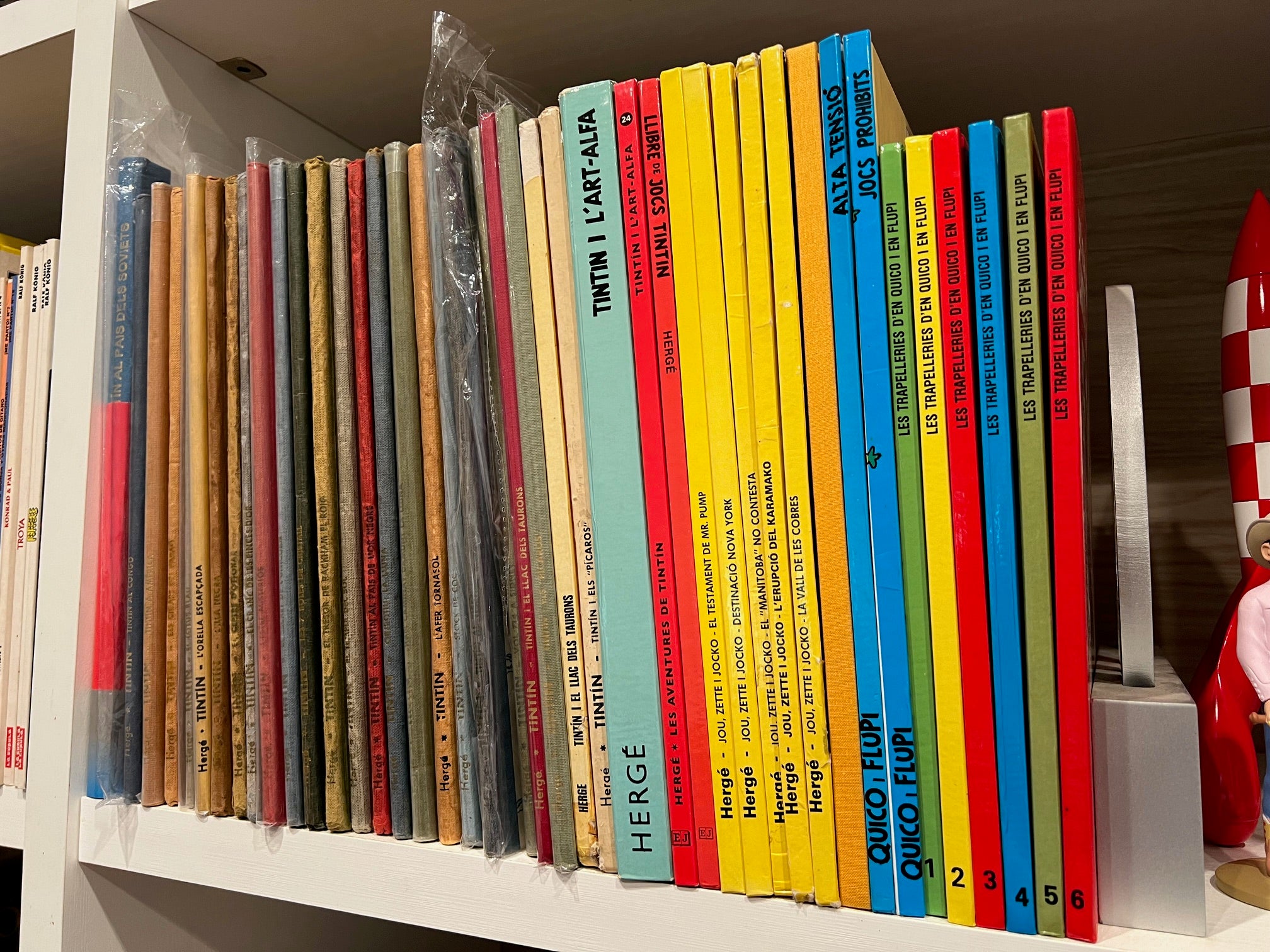 Exemplars de col·leccionista de les primeres edicions de Tintín, l'obra d'Hergé, en català.