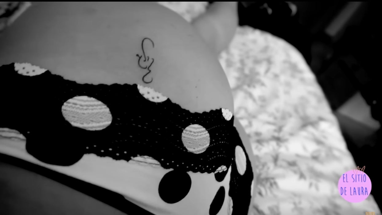 Laura Escanes mostraba con orgullo el tatuaje de la firma de Risto - YouTube