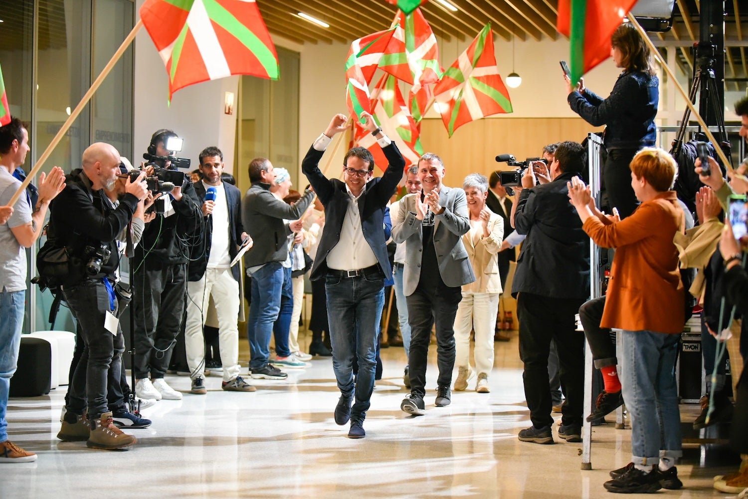 El candidat a lehendakari, de Bildu Pello Otxandiano, celebrant els resultats en les eleccions basques, que els han portat a un empat en escons amb el PNB / Europa Press