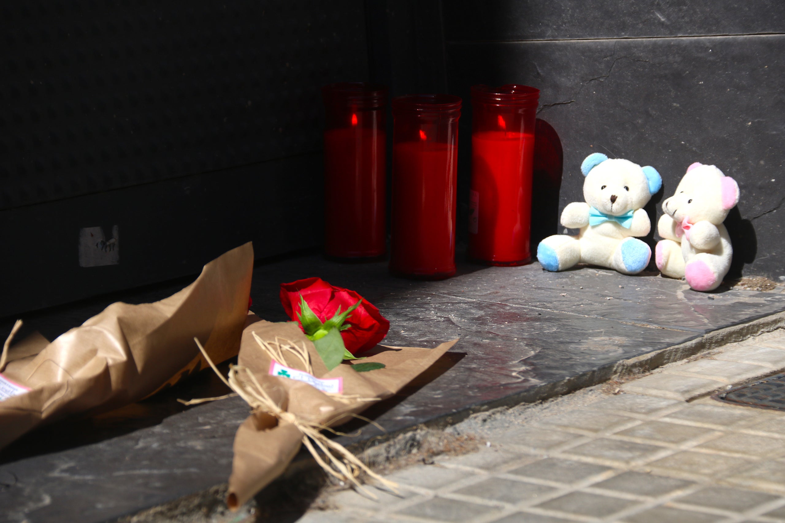 Flors i peluixos al portal de la casa del Prat de Llobregat on van trobar els cadàvers d'una mare i dos fills assassinats pel pare / ACN