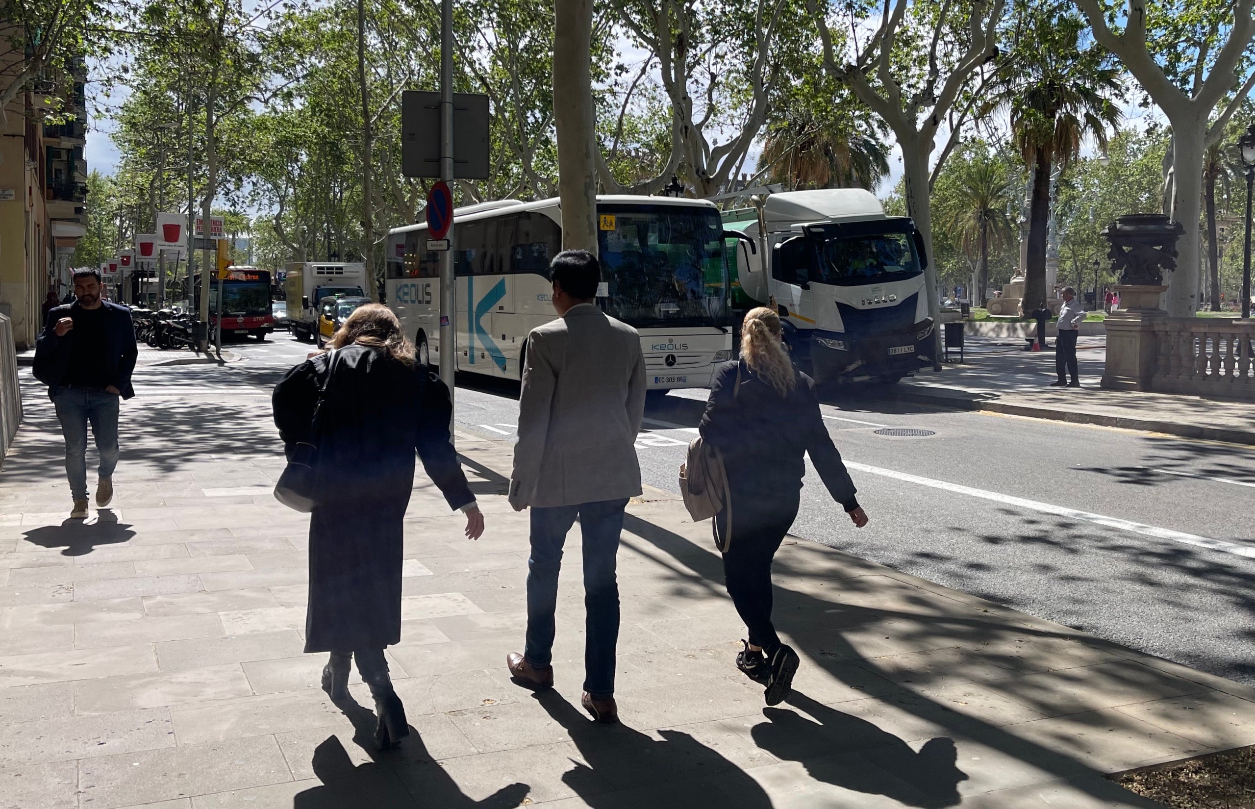La víctima surt del palau de Justícia després de vista acompanyada de la seva advocada/QS