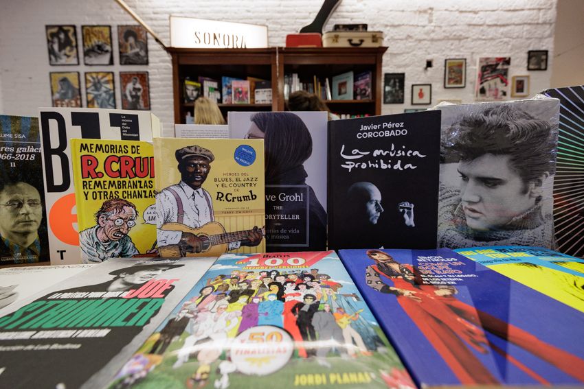 Imatge d'una estanteria amb llibres de la Llibreria Sonora, al número 9 del carrer Bruniquer, al barri de Gràcia / Cedida Llibreria Sonora