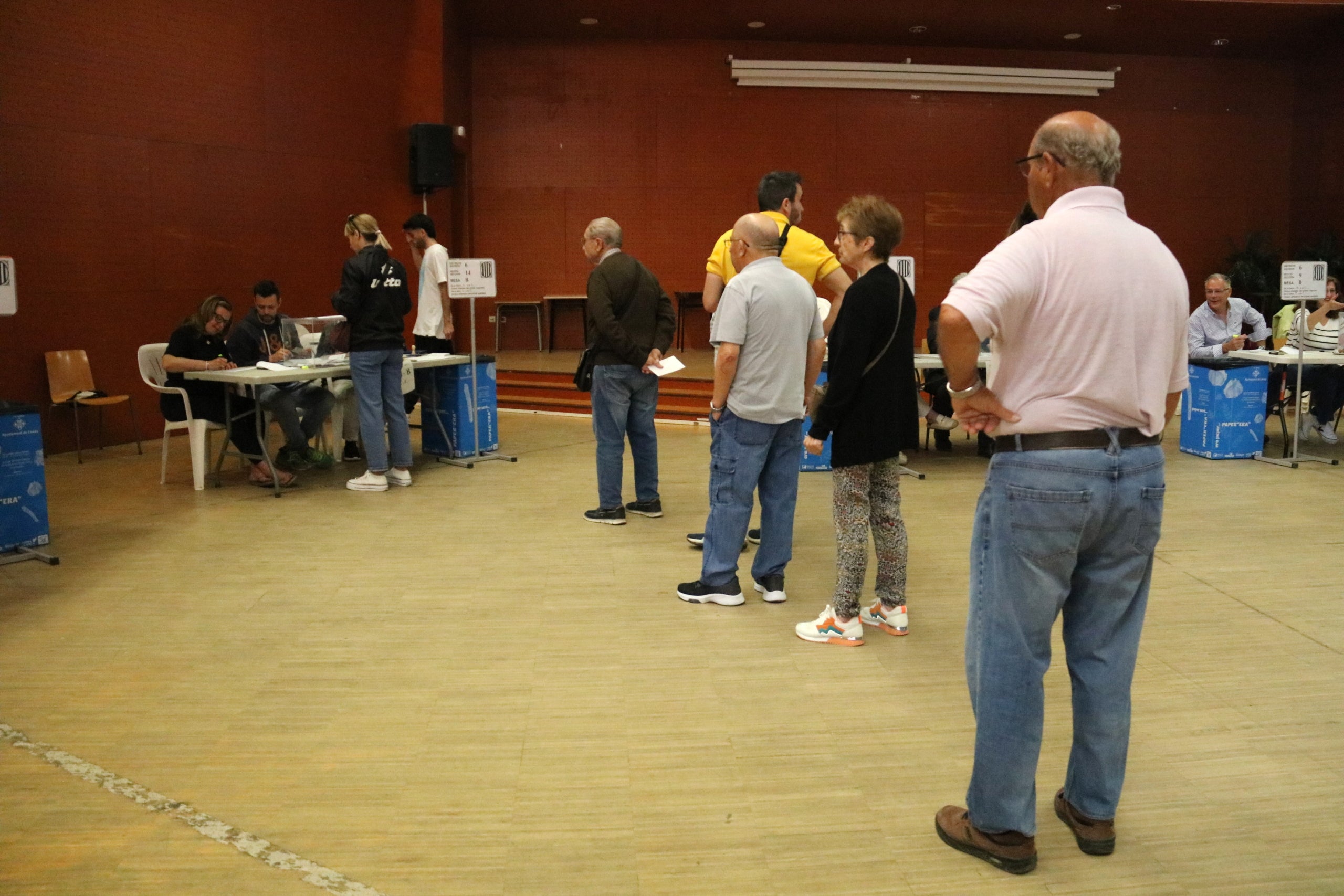 Cua de votants a Lleida, esperant per dipositar la seva papereta en les eleccions al Parlament del 12-M / ACN