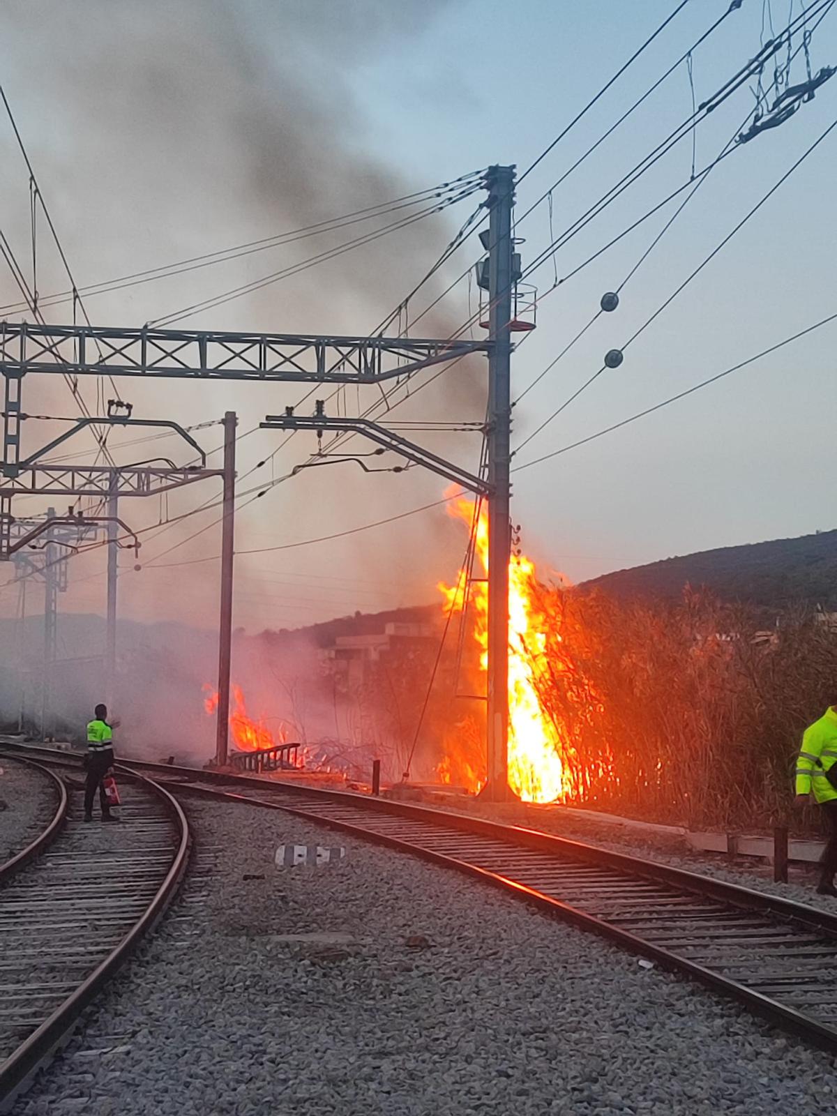 Uno de los incendios provocados por esta incidencia a Cercanías / ACN