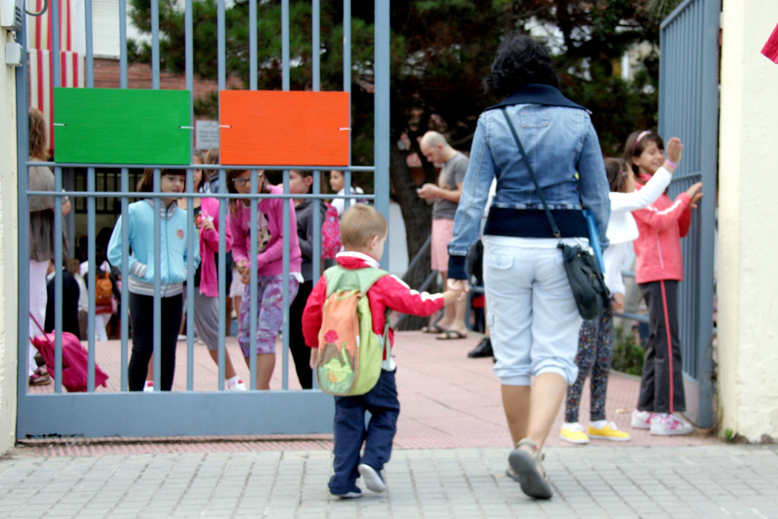 Una madre lleva a su hijo a una escuela de Mataró, en una imagen de archivo / ACN