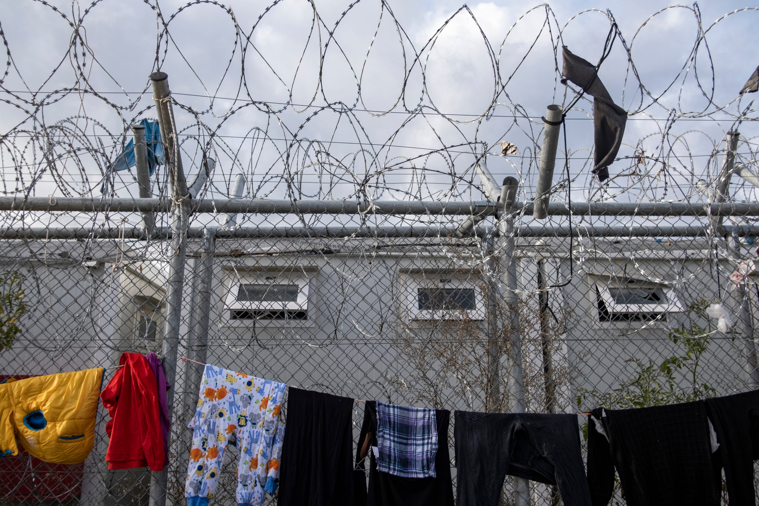 Roba estesa entre les tanques d'un camp de refugiats a Grècia, en una imatge d'arxiu (horitzontal) | UNICEF