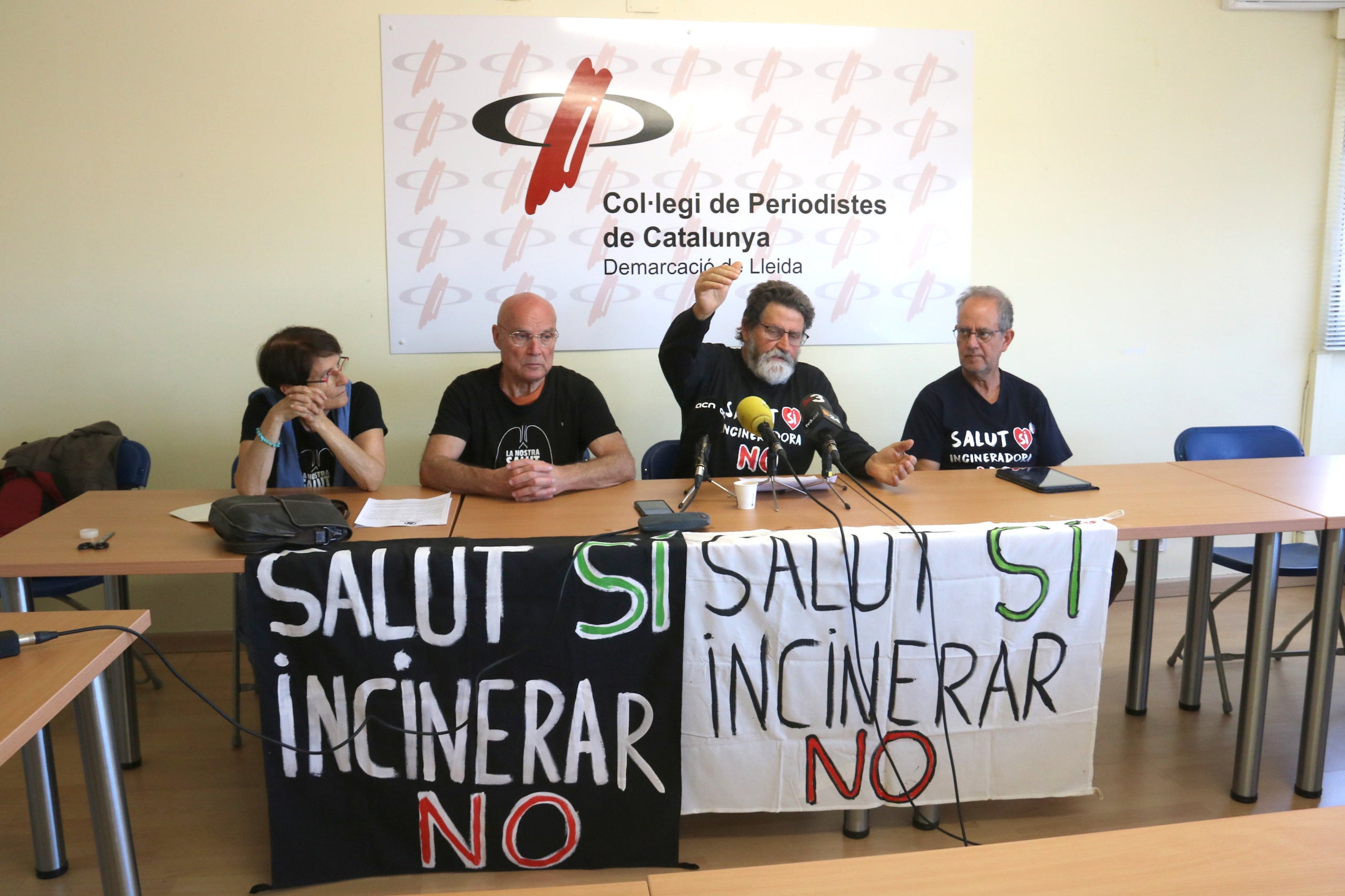 Diverses entitats ecologistes en la roda de premsa d'aquest dimarts on han anunciat la denúncia contra el Grup Griñó per delicte mediambiental / Ignasi Gómez (ACN)
