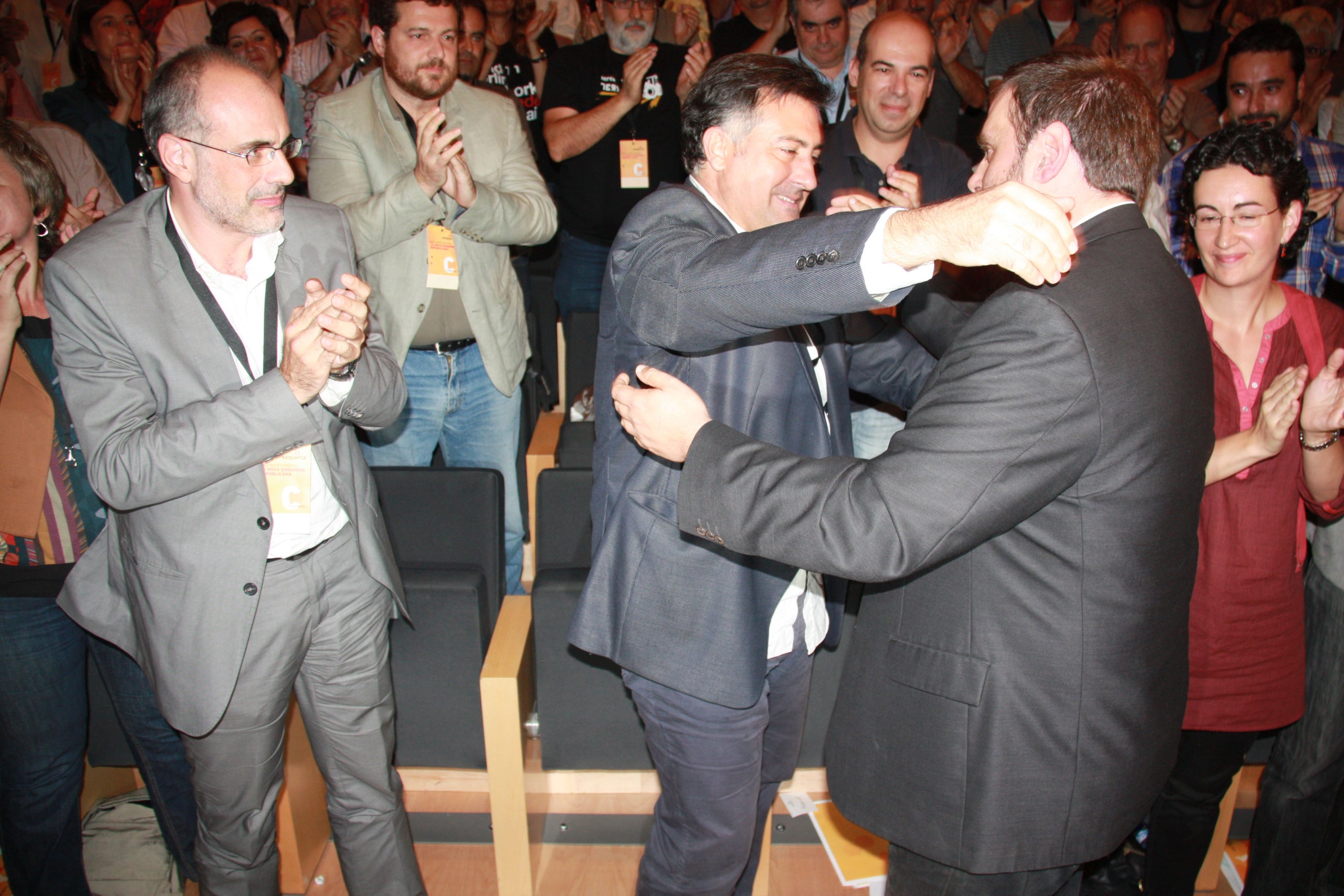 Joana Ridao mira com s'abracen Joan Puigcercós i Junqueras amb la mirada de Marta Rovira/ACN