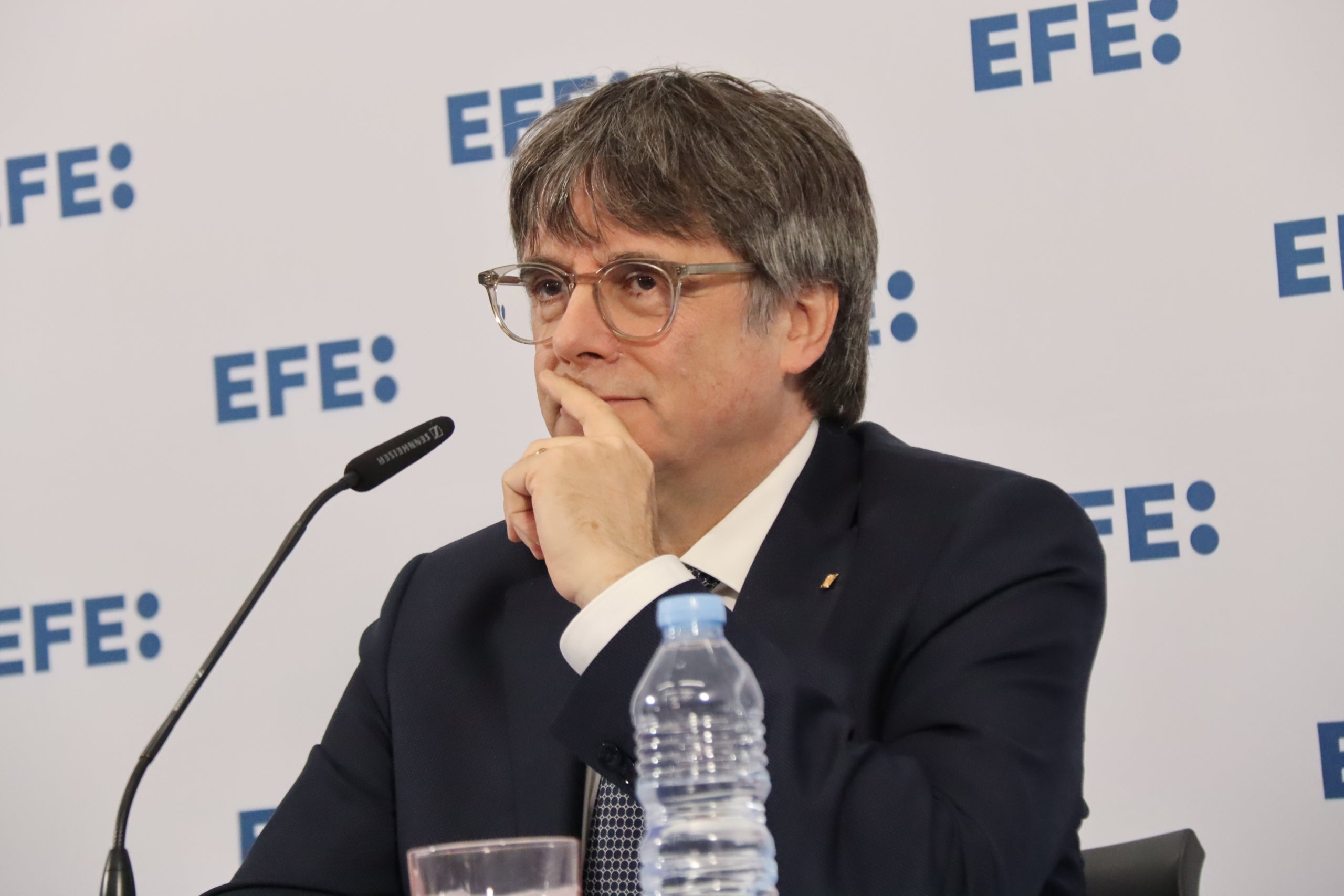 El candidat de Junts+, Carles Puigdemont, a la roda de premsa organitzada per l'agència EFE aquest dimarts a Argelers / Nico Tomás / ACN