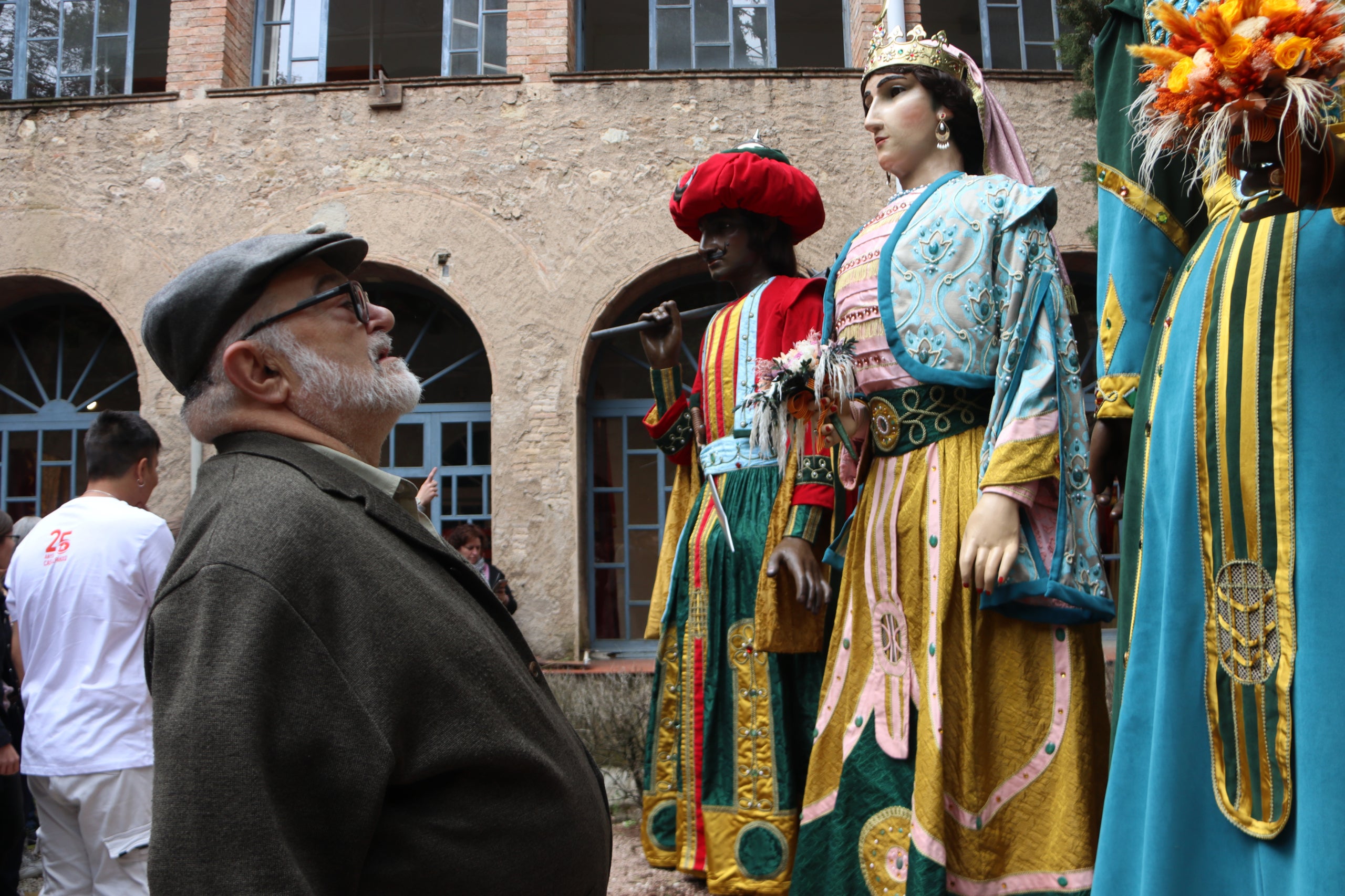 Un home observa de prop la nova vestimenta dels gegants de la Patum / Eli Don ACN