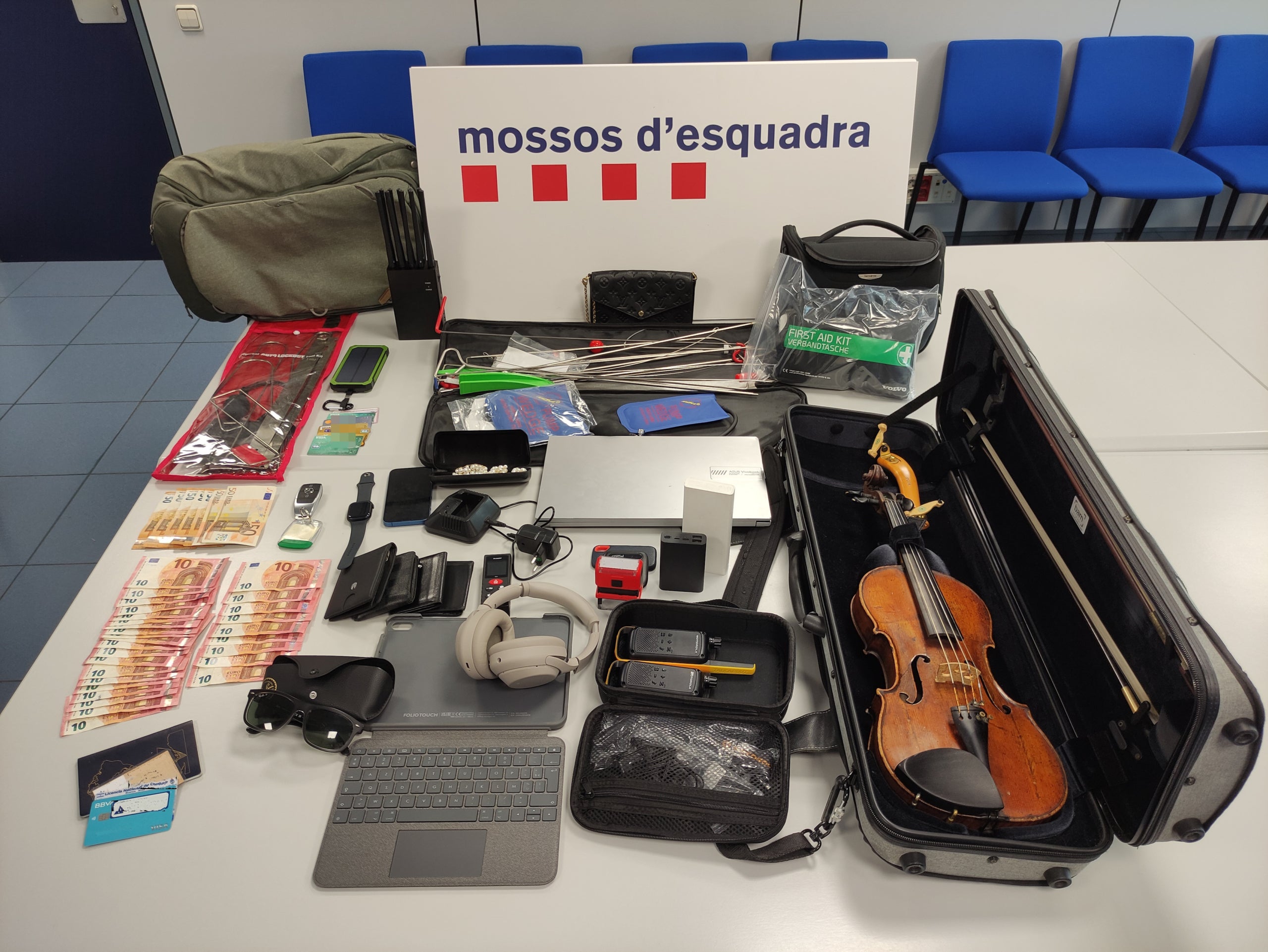El violí i material divers localitzat pels mossos a l'interior del domicili d'un dels arrestats | Cedida a l'ACN pels Mossos