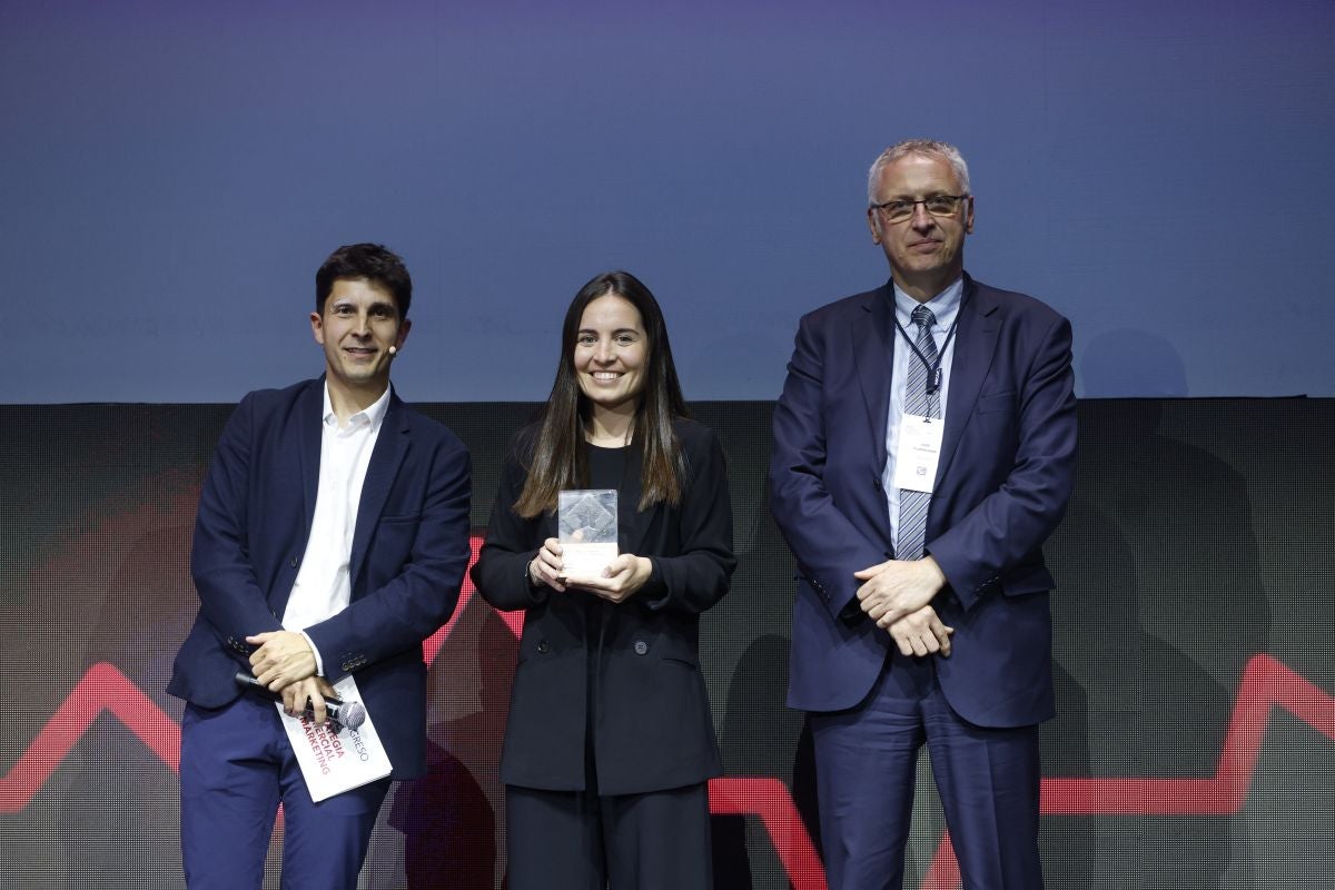 Julia Sala, Màrqueting Manager de Grup Gallo, recollint el premi | Servimedia
