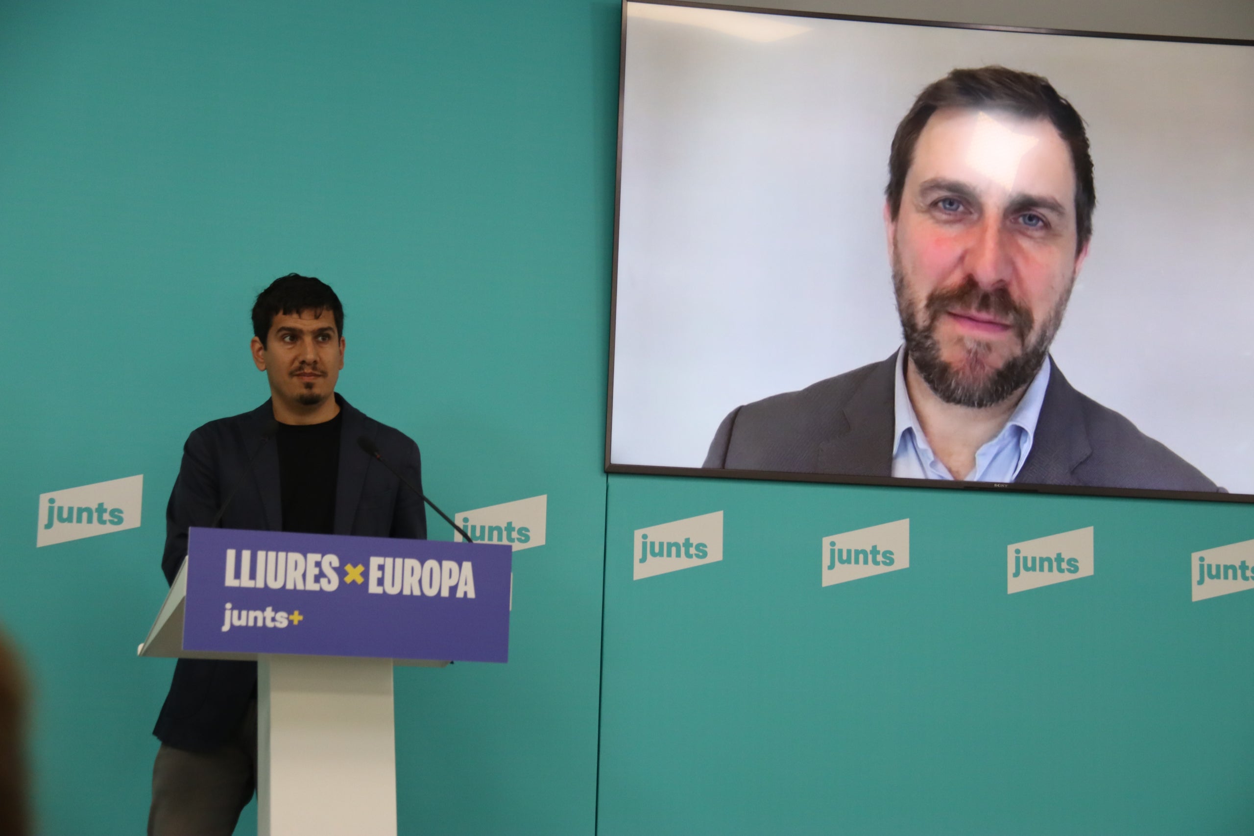 El cap de llista de Junts a les europees, Toni Comín, i el número 3 de Junts a les europees i director de campanya, Aleix Sarri, en roda de premsa des de la seu de la formació a Barcelona | Marta Vidal (ACN)