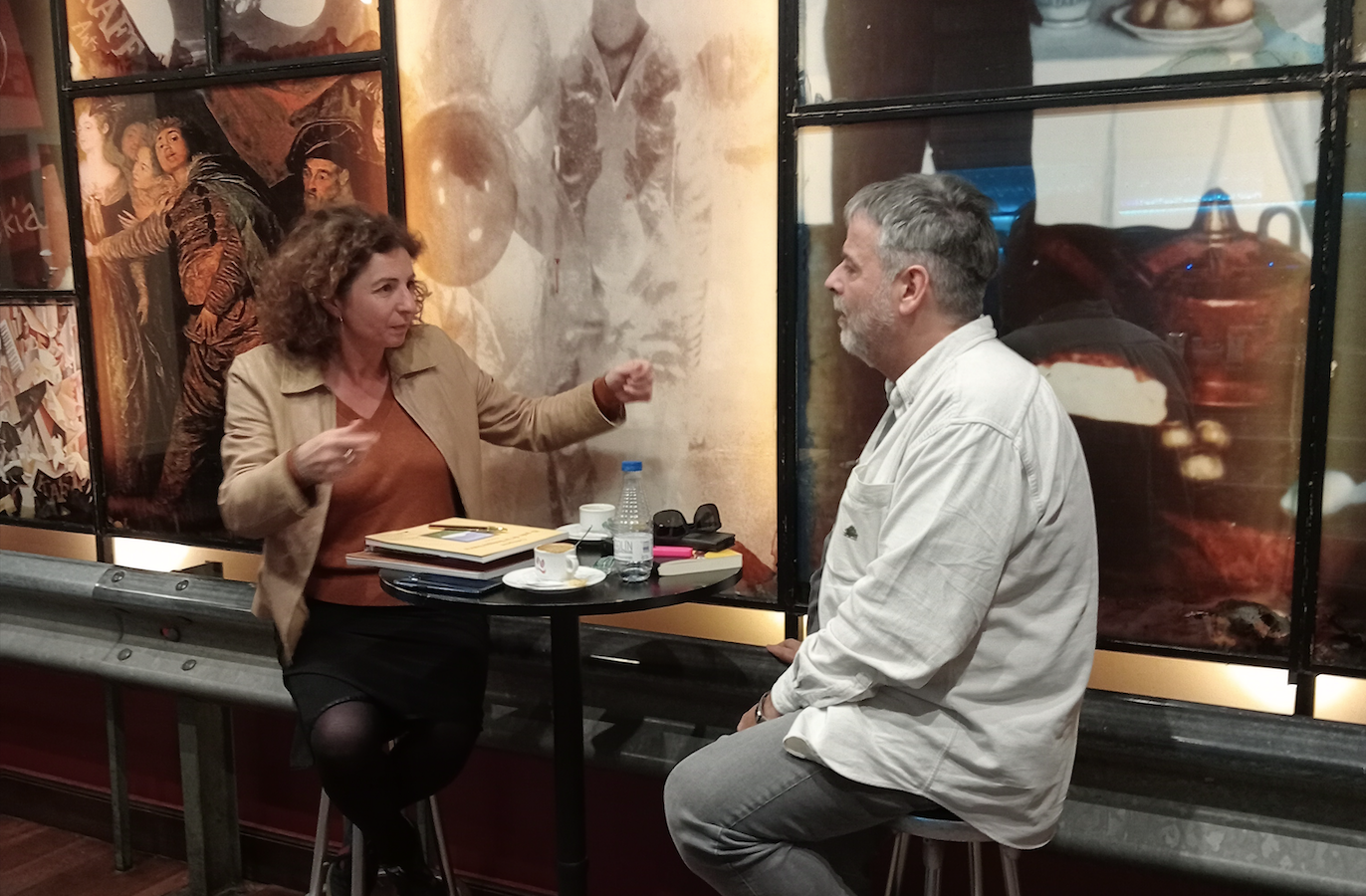 La número dos de la CUP a Girona, Montserrat Vinyets en una reunió amb el filòsof, Paul Bilbao / Cedida