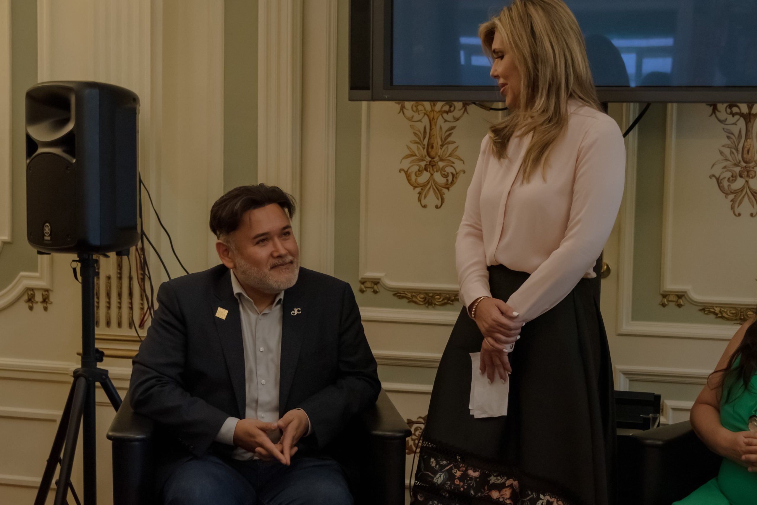 El tenor mexicà Javier Camarena, amb la cònsol, Claudia Pavlovich, a l'acte que va protagonitzar dimecres, 22 de maig, al consolat de Mèxic a Barcelona / S.E.