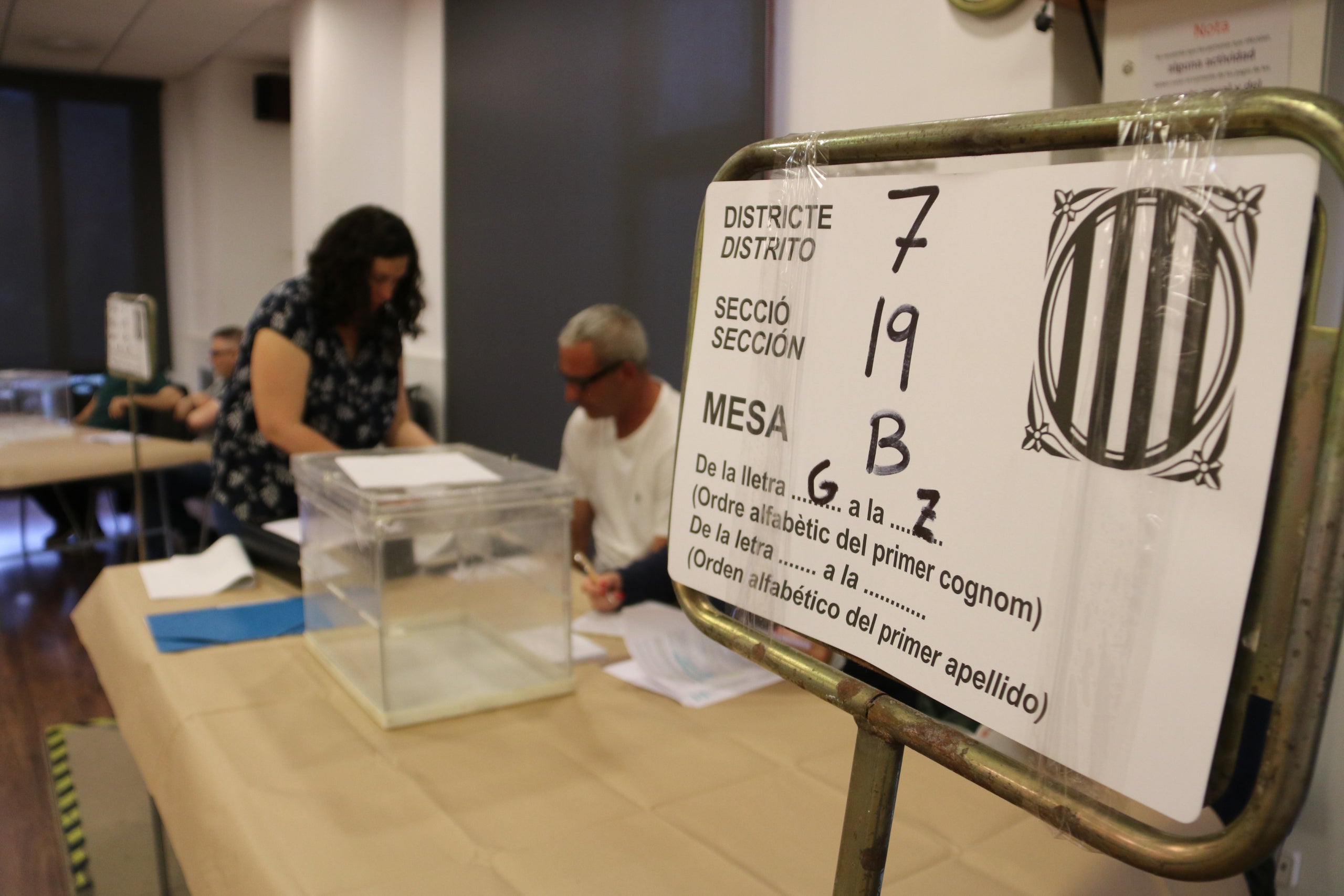 Alguns dels primers votants s'acosten a un col·legi electoral de Tarragona durant aquest diumenge 12 de maig / ACN