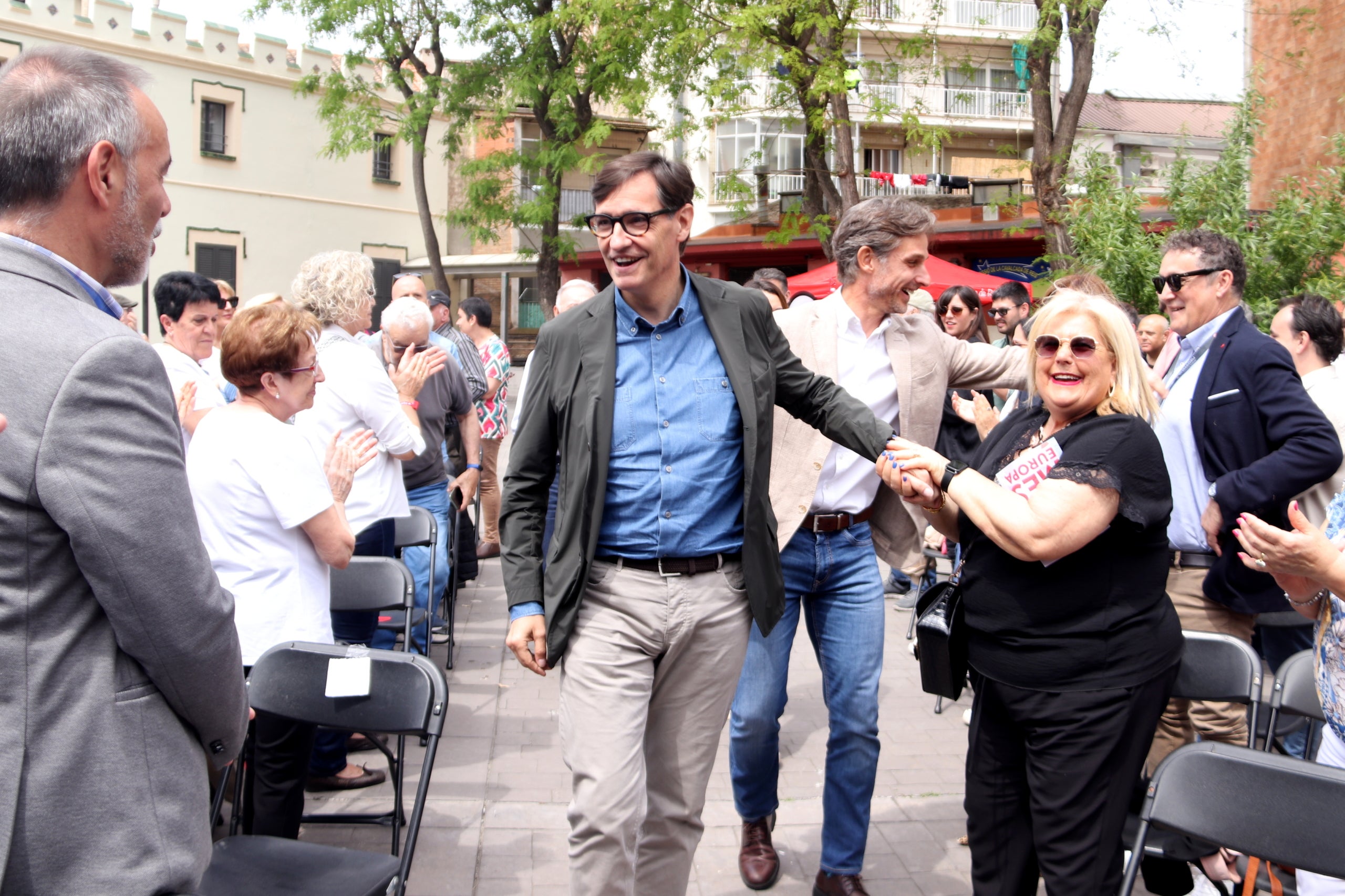 El primer secretari del PSC, Salvador Illa, saluda els assistents a un míting a Molins de Rei / ACN