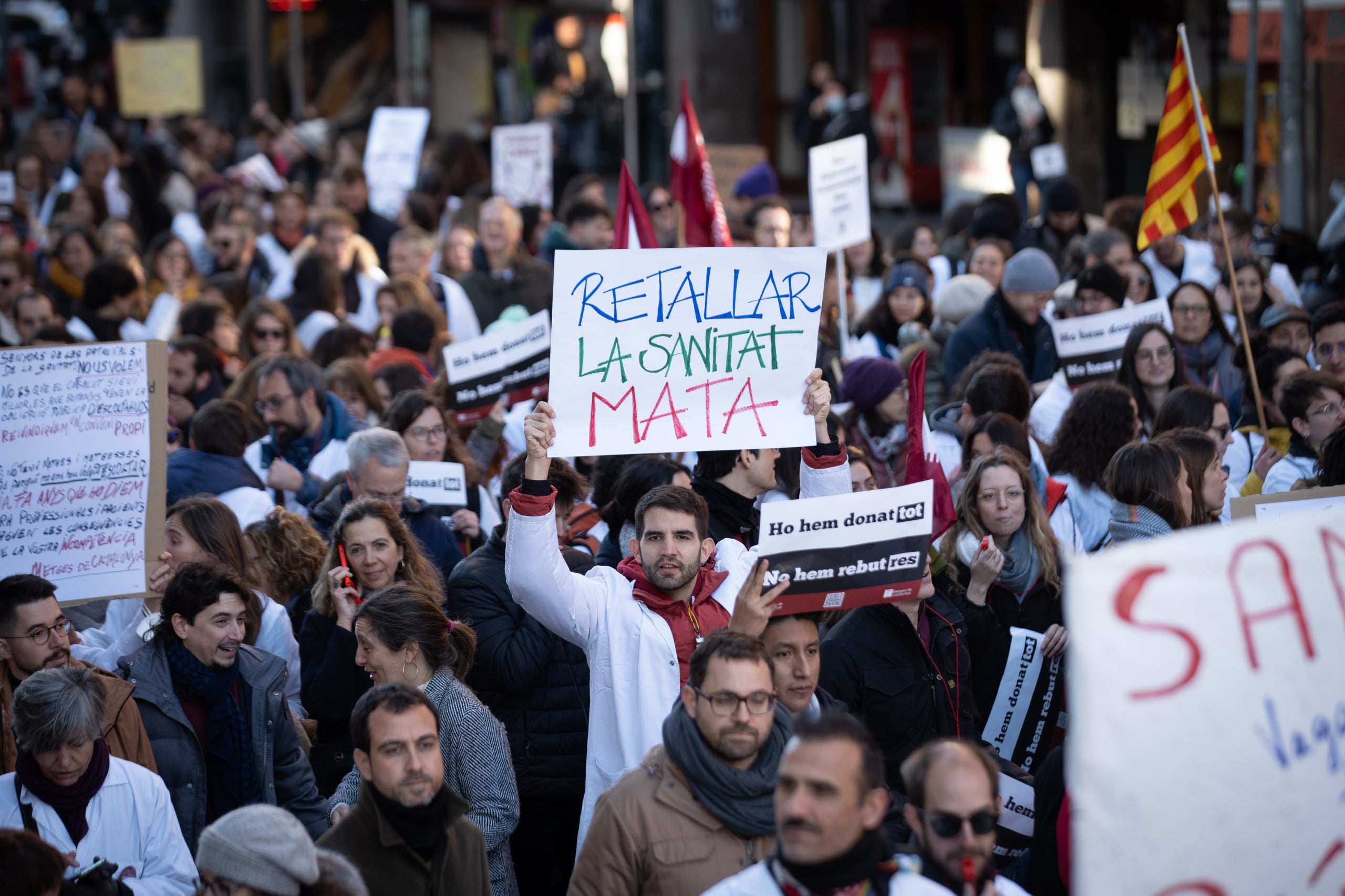 Diverses persones protesten amb pancartes i bates blanques durant una manifestació del sindicat mèdic Metges de Catalunya / Europa Press