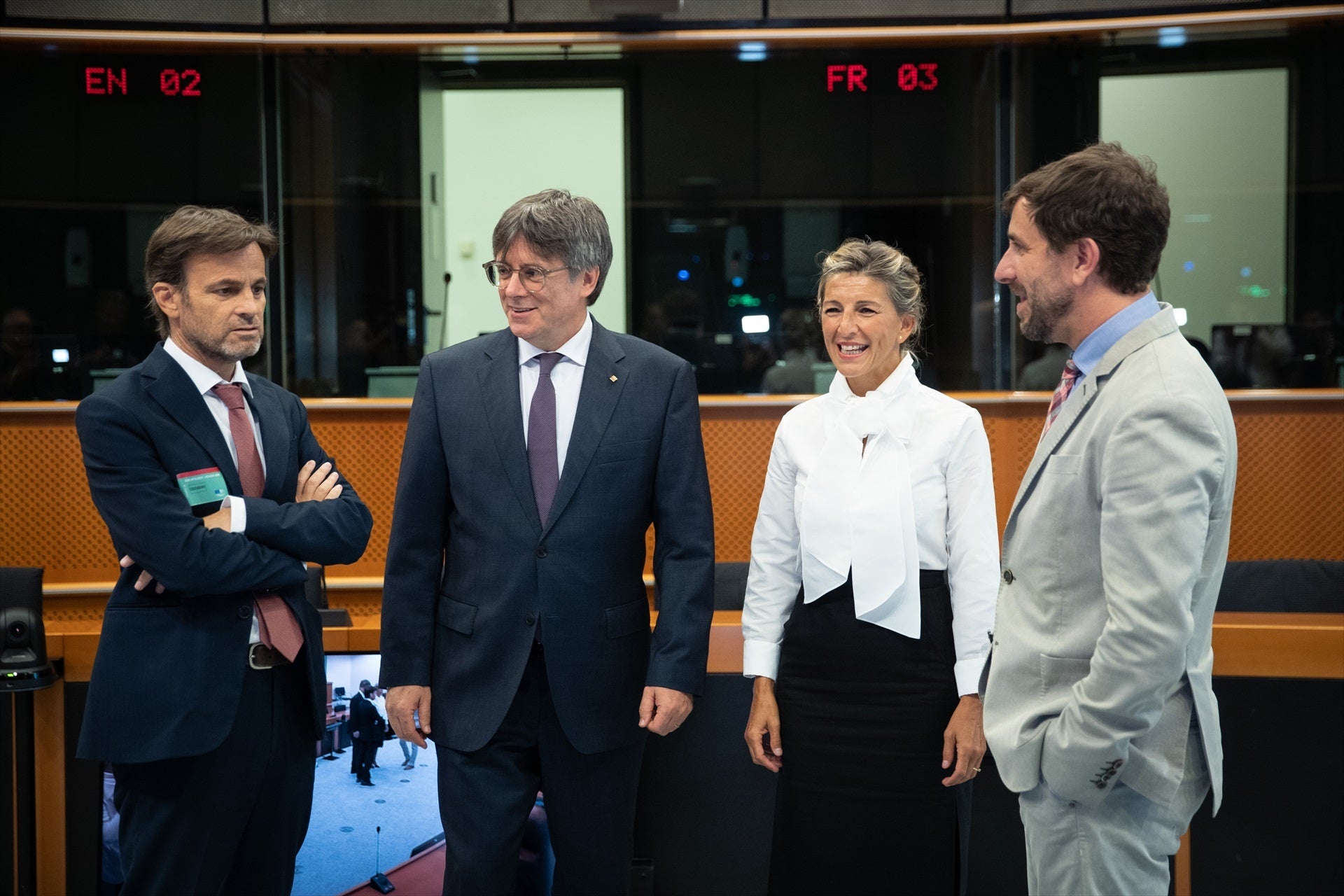 La vicepresidenta segunda del Gobierno y ministra de Trabajo en funciones, Yolanda Díaz (2d), el líder de Junts y eurodiputado, Carles Puigdemont (2i), el dirigente de En Comú Podem, Jaume Asens (1i) y el eurodiputado Antoni Comín (1d) durante un encuentro en el Parlamento europeo, a 4 de septiembre de 2023, en Bruselas (Bélgica). La vicepresidenta segunda del Gobierno y líder de Sumar se ha reunido con el expresident de la Generalit, Carles Puigdemont, quien se encuentra huido de la justicia, han finalizado su encuentro este lunes en el Parlamento Europeo en Bruselas 'optimistas' y han asegurado que habrá más reuniones.
04 SEPTIEMBRE 2023;SUMAR;JUNTS;INVESTIDURA;REUNIÓN;CATALUNYA;CATALUÑA
SUMAR
(Foto de ARCHIVO)
04/9/2023