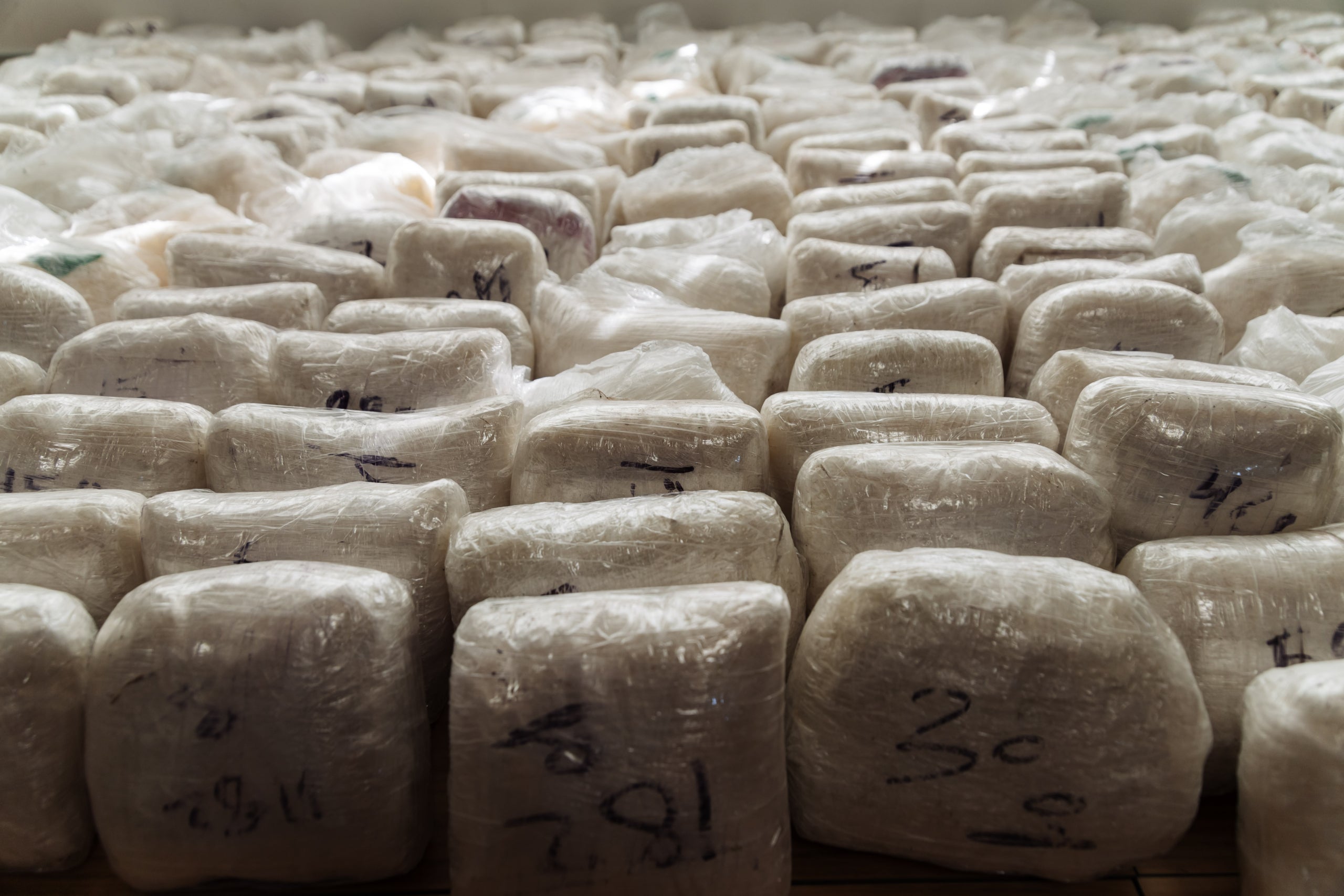 Imatge d'arxiu de diversos paquets de cocaïna confiscats en una intervenció policial / EP