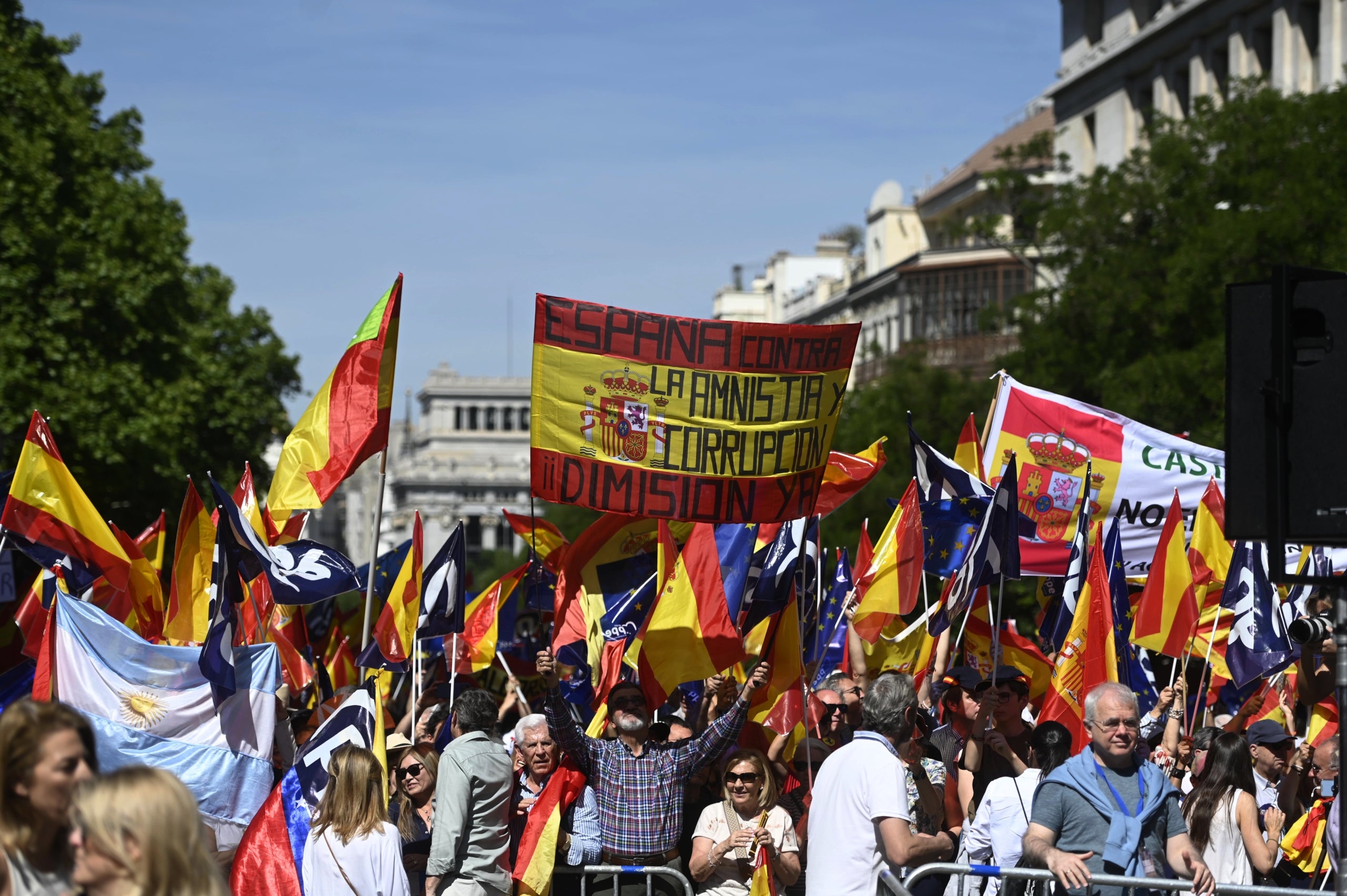 Desenes de persones durant una manifestació del PP, a la Porta d'Alcalá, a 26 de maig de 2024, a Madrid (Espanya) / EP