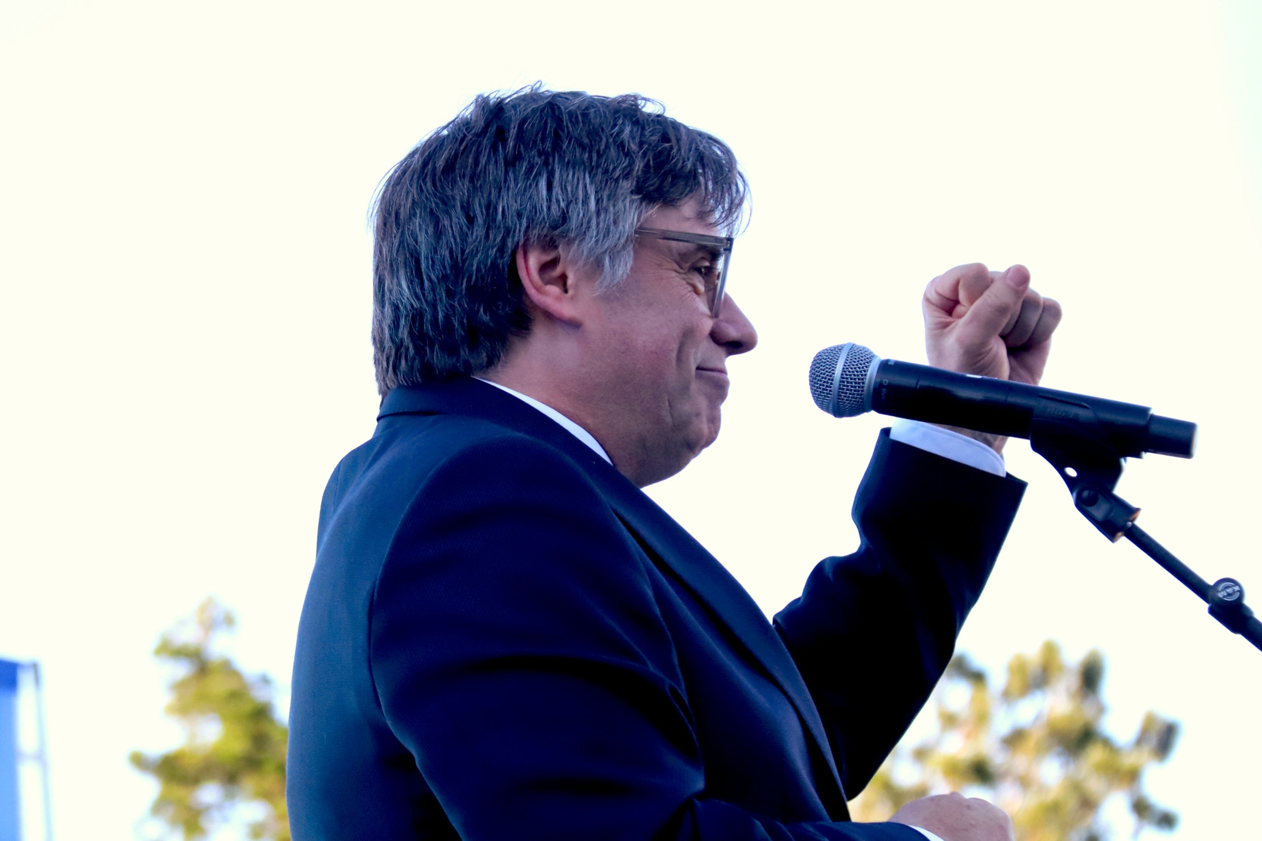 El candidat de Junts+, Carles Puigdemont, es dirigeix al públic que s'ha quedat fora del pavelló d'Argelers aquest dijous /  Nico Tomás / ACN