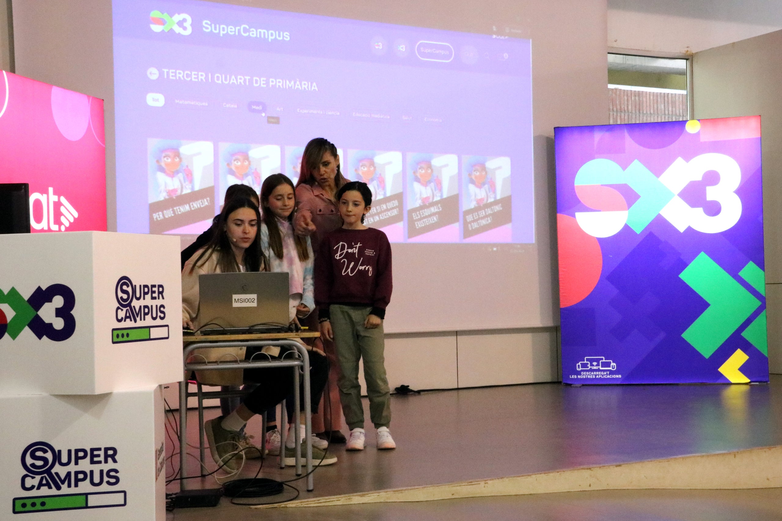 Alumnes de l'escola Can Fabra durant l'acte de presentació de SuperCampus / ACN