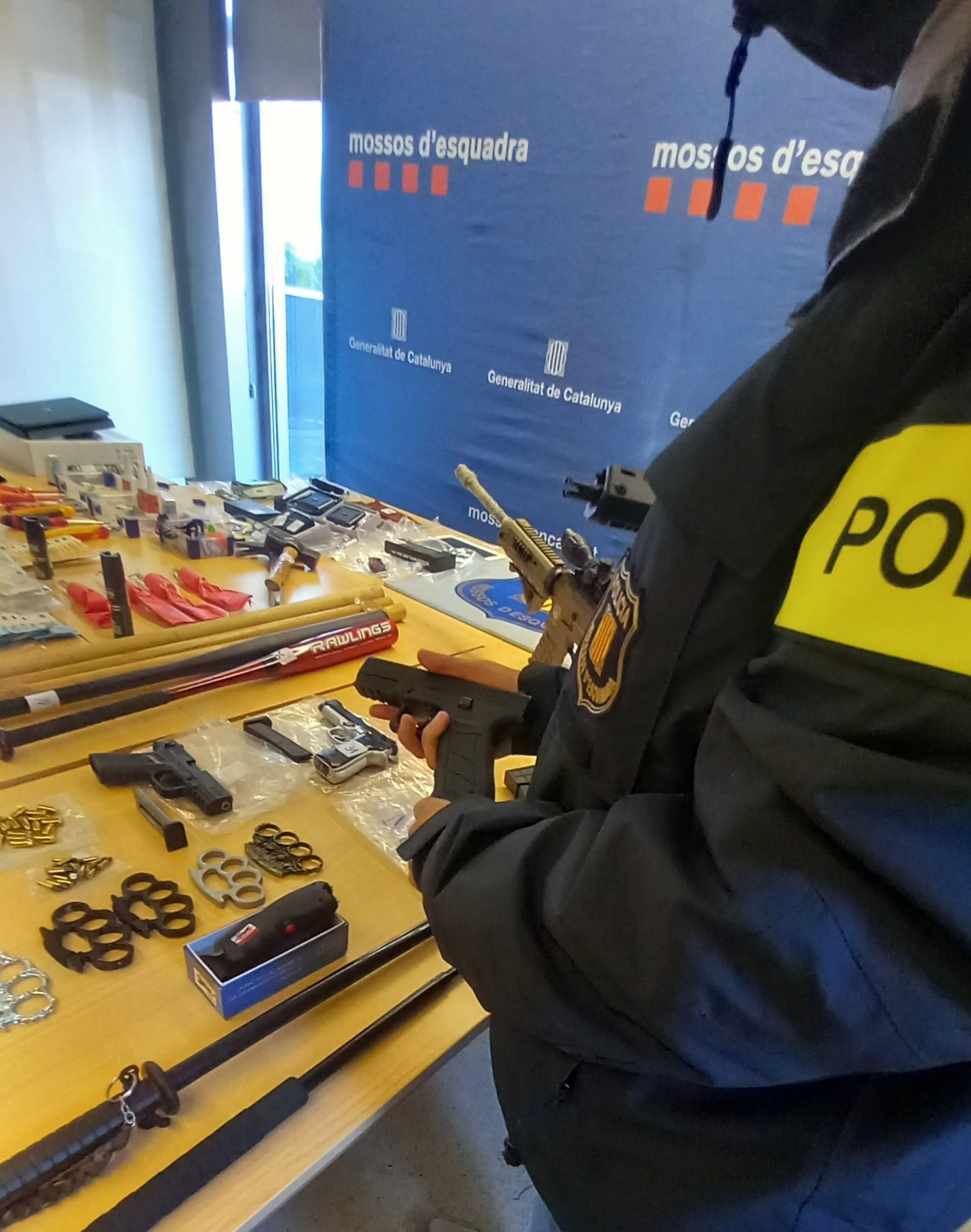 Material confiscat pels Mossos en l'operació per detenir els responsables d'Antiokupa Tarrraco