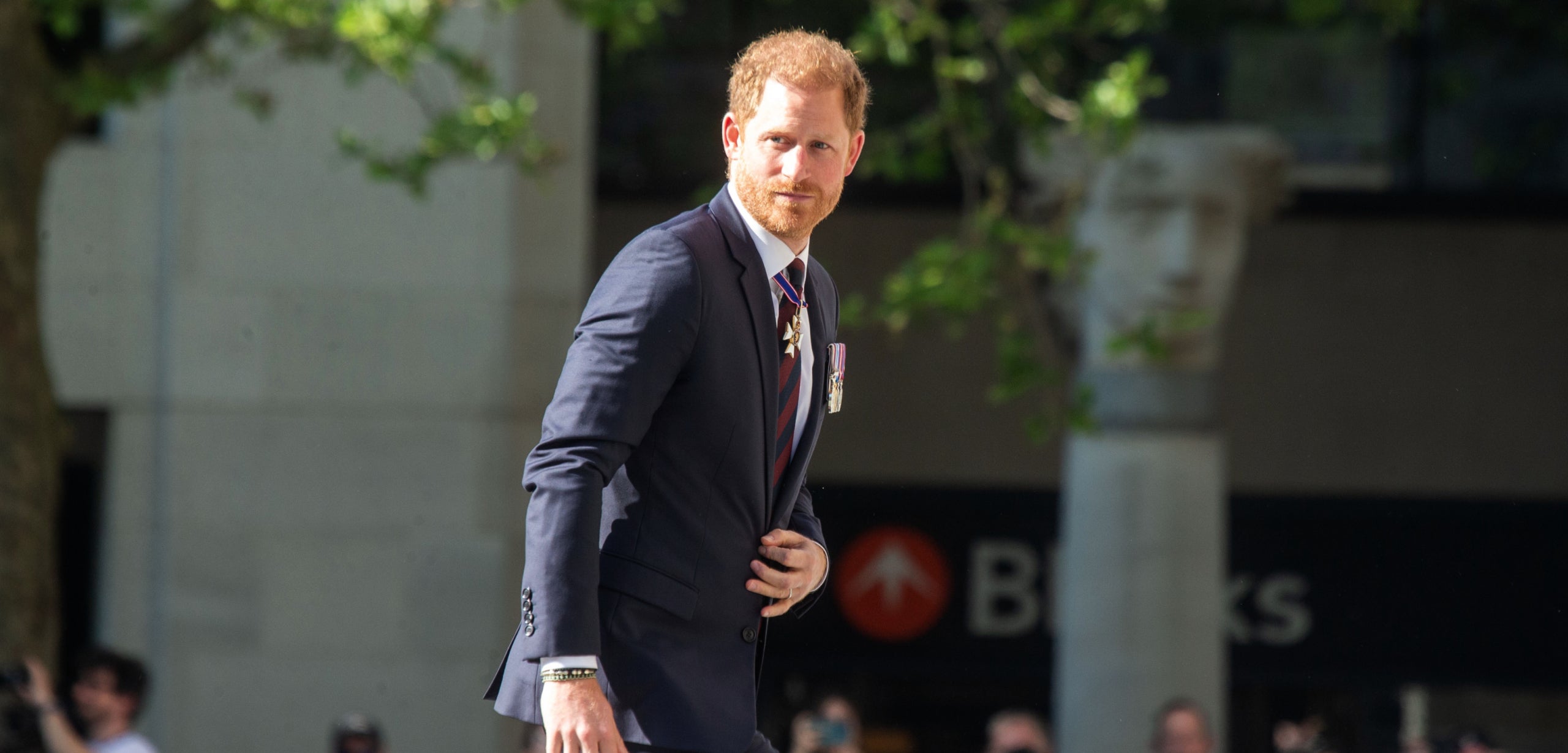 Harry d'Anglaterra reapareix a Londres i rep una clatellada del pare - Europa Press