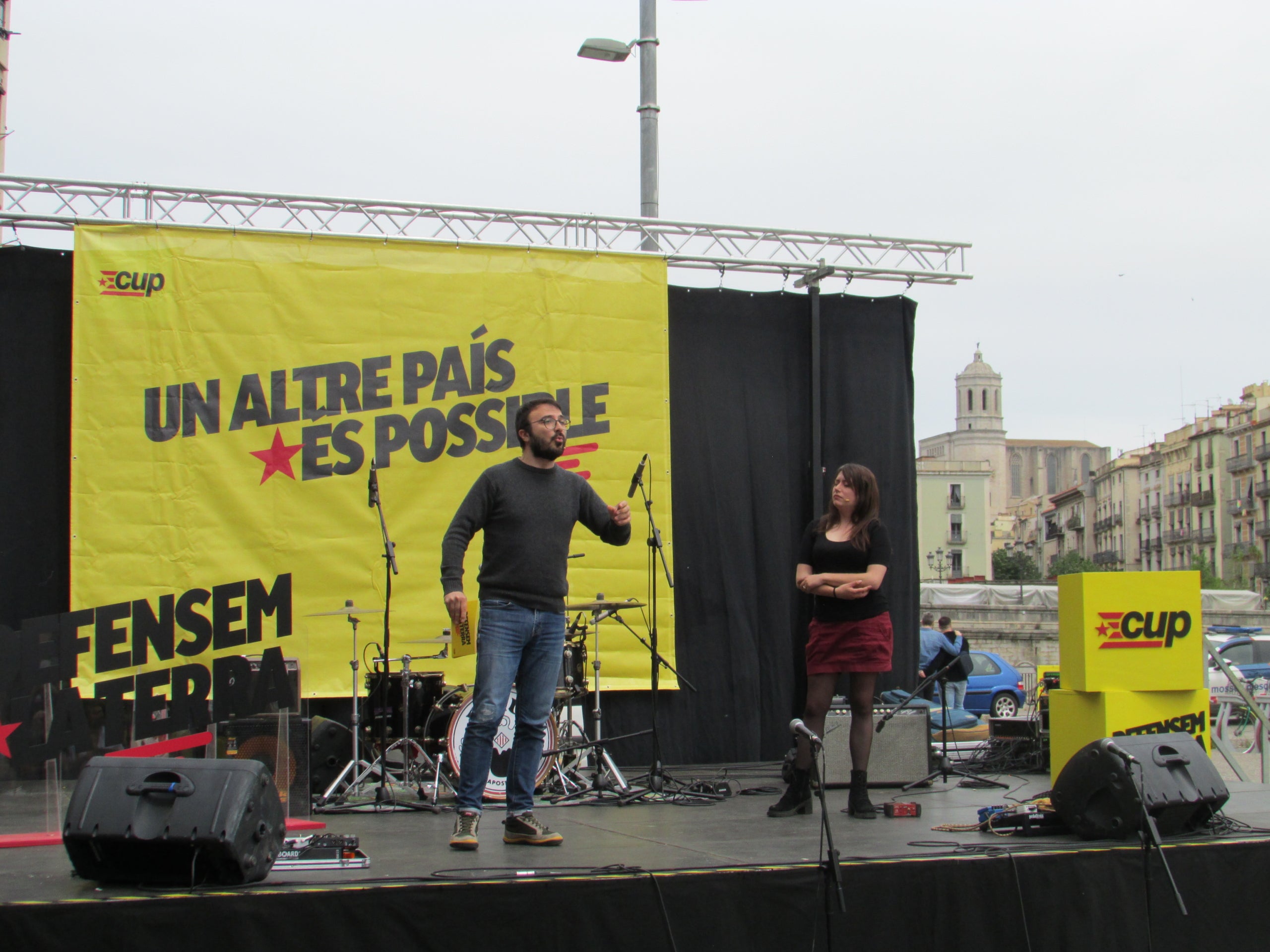 La candidata por Barcelona, Laure Vega, y el exdiputado Albert Botran, al acto de la CUP a Girona / Alberto Prieto
